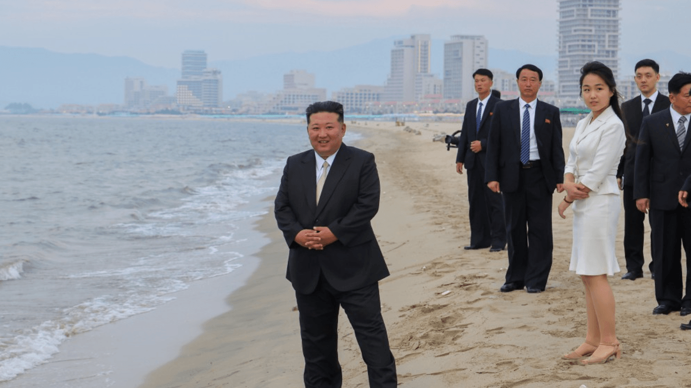 Nordkoreas Diktator Kim Jong Un führt sein Vorzeigeprojekt vor. Das Mega-Resort sollte vor allem Touristen aus russland anlocken.