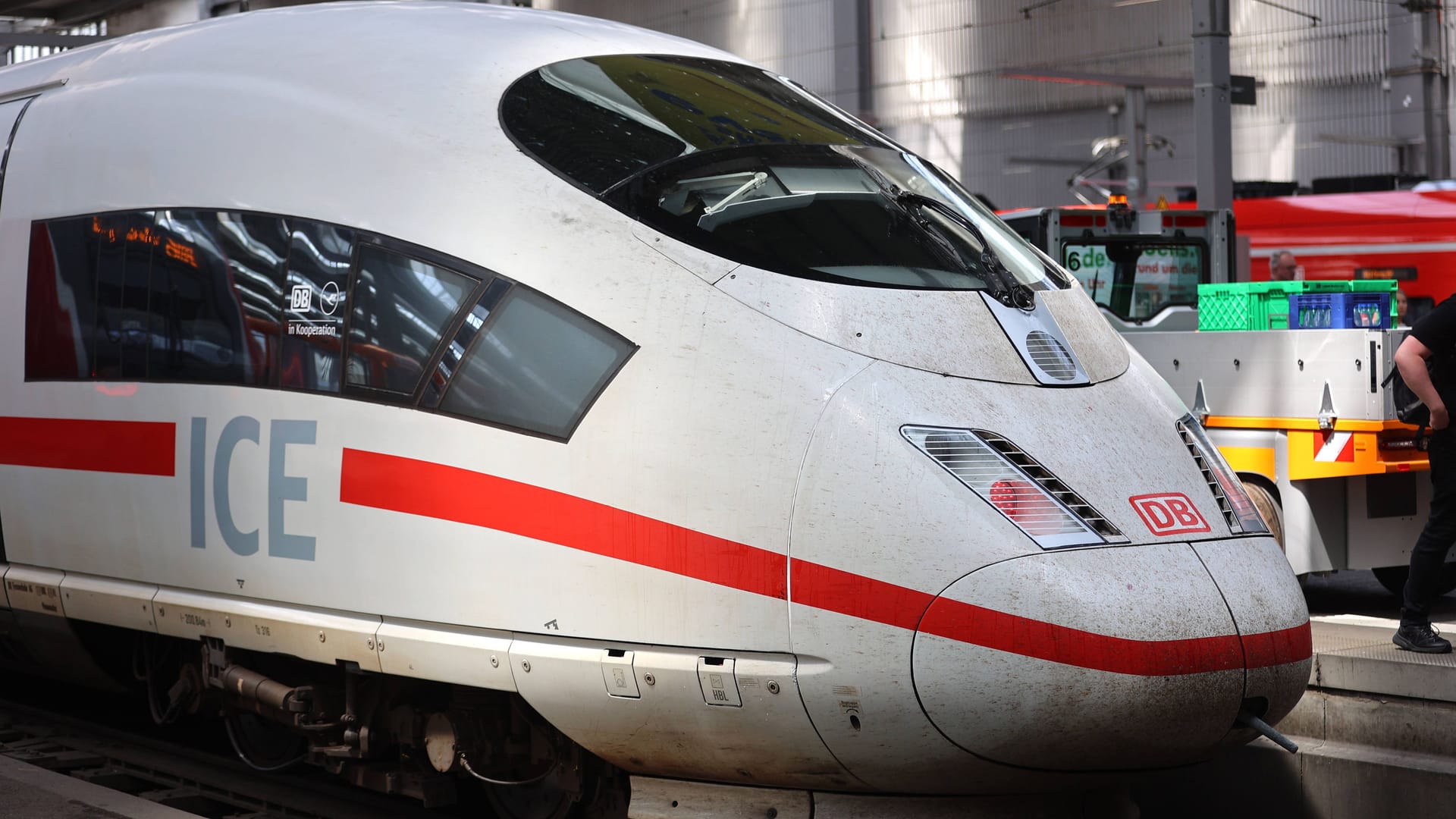 Ein ICE-Zug der Deutschen Bahn: Der Konzern hat im ersten Halbjahr hohe Verluste eingefahren. Ein ICE-Zug der Deutschen Bahn: Der Konzern hat im ersten Halbjahr hohe Verluste eingefahren.