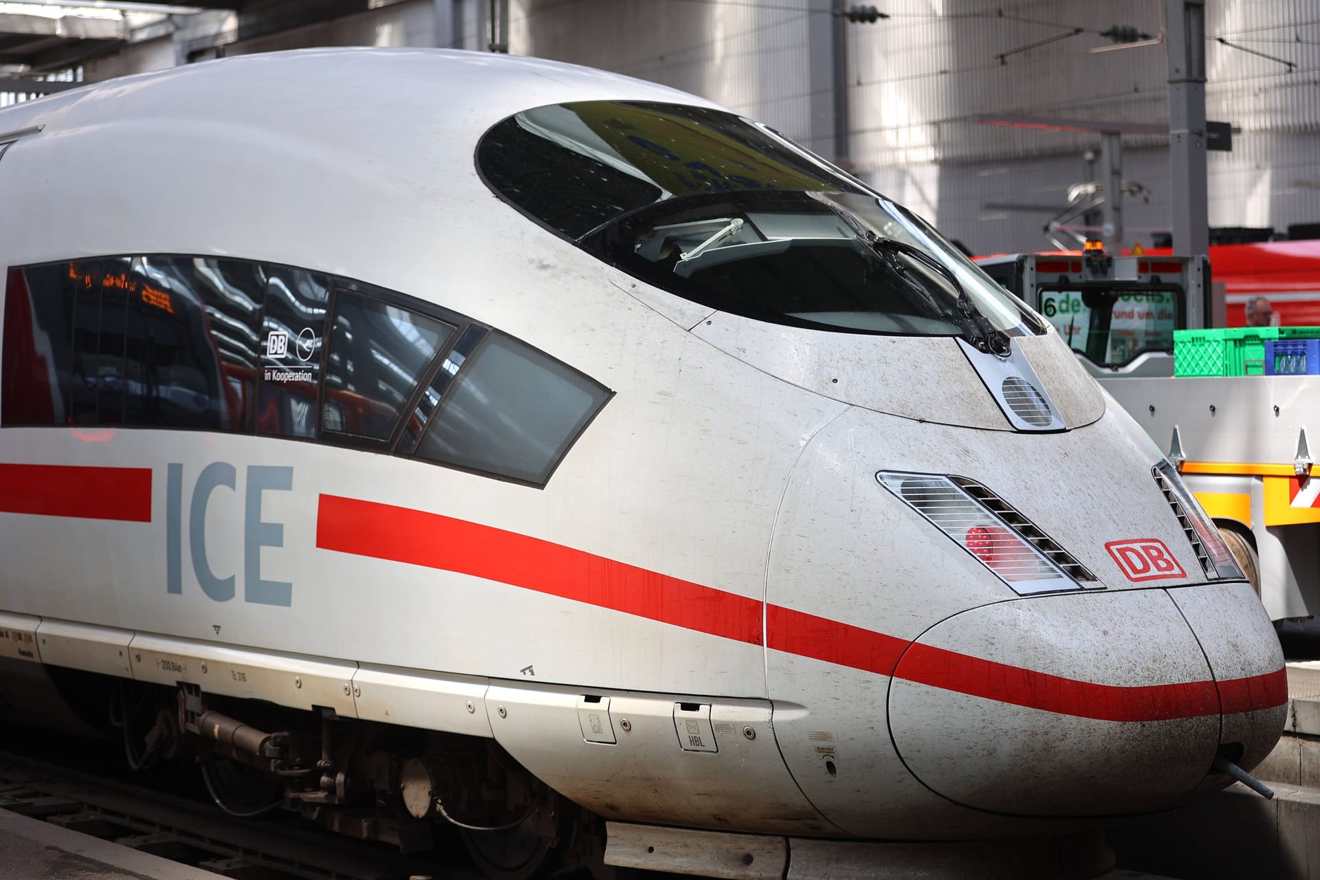 Ein ICE-Zug der Deutschen Bahn: Der Konzern hat im ersten Halbjahr hohe Verluste eingefahren. Ein ICE-Zug der Deutschen Bahn: Der Konzern hat im ersten Halbjahr hohe Verluste eingefahren.