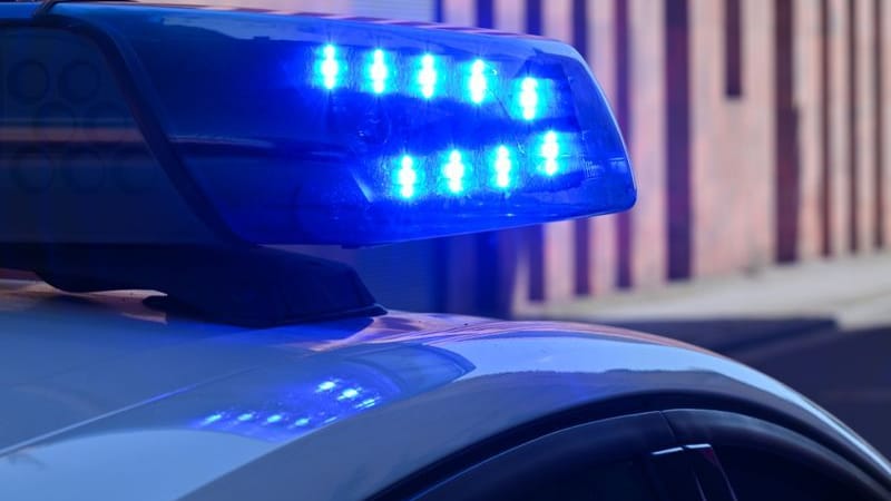 Ein Polizeifahrzeug mit eingeschaltetem Blaulicht (Symbolbild): Im Heilkräuterweg in Berlin-Pankow stellten die Beamten gefährliche Gegenstände sicher.