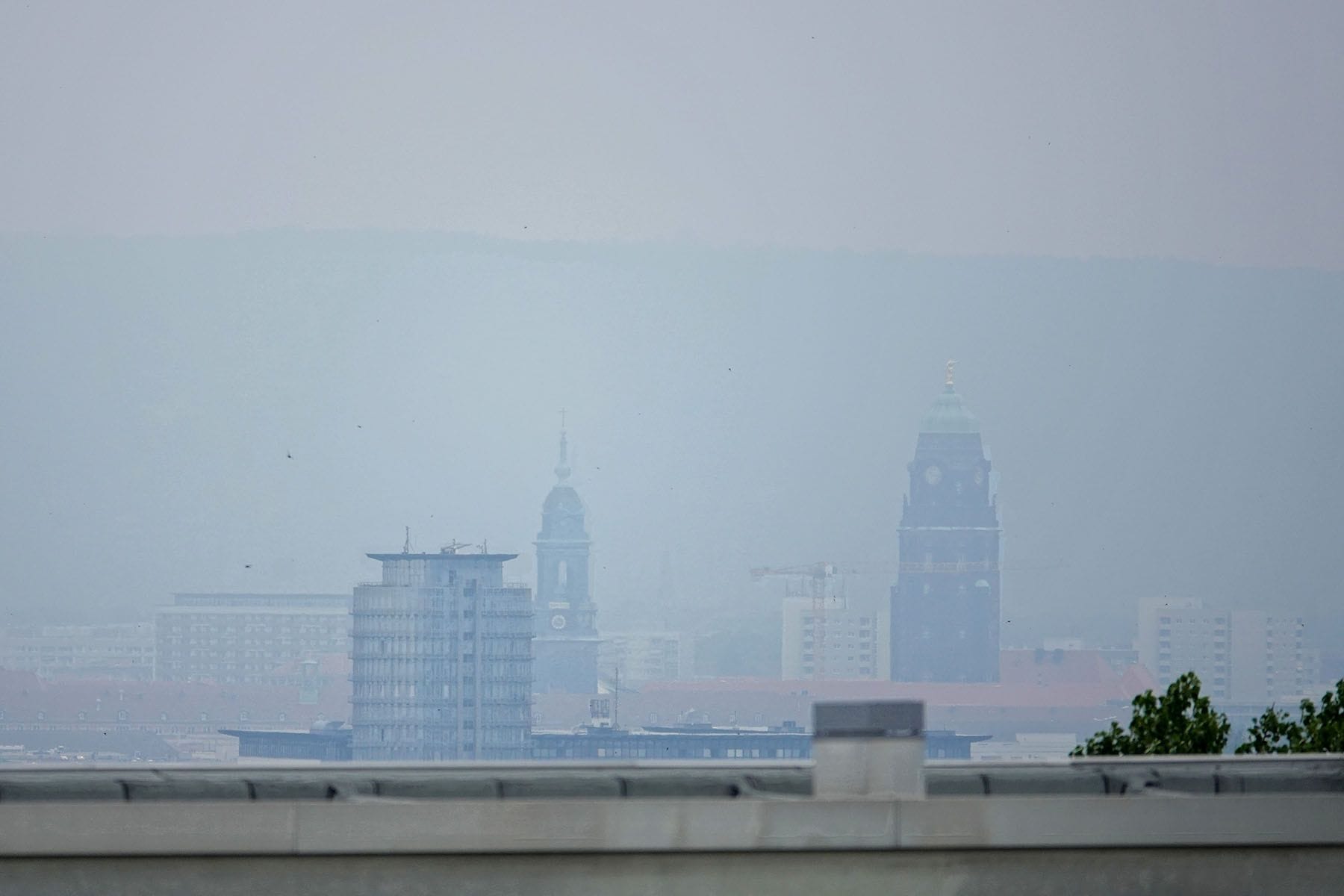 Brand Waldbrand in der Gohrischheide auch in der Landeshauptstadt wahrnehmbar - Dunstglocke über der Stadt
