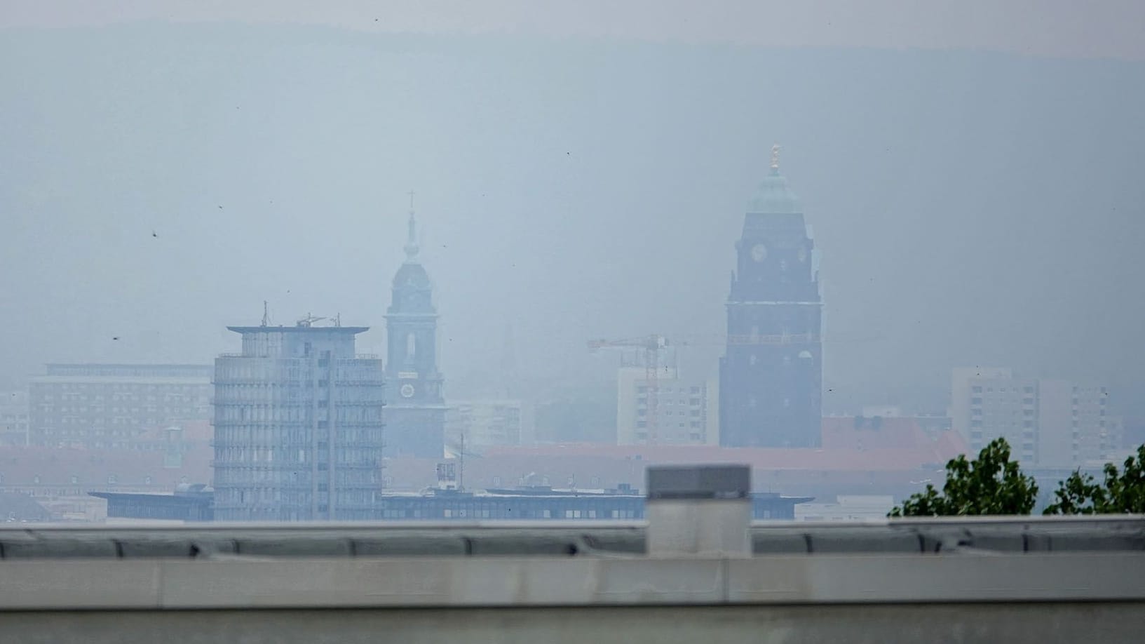Brand Waldbrand in der Gohrischheide auch in der Landeshauptstadt wahrnehmbar - Dunstglocke über der Stadt Brand Waldbrand in der Gohrischheide auch in der Landeshauptstadt wahrnehmbar - Dunstglocke über der Stadt