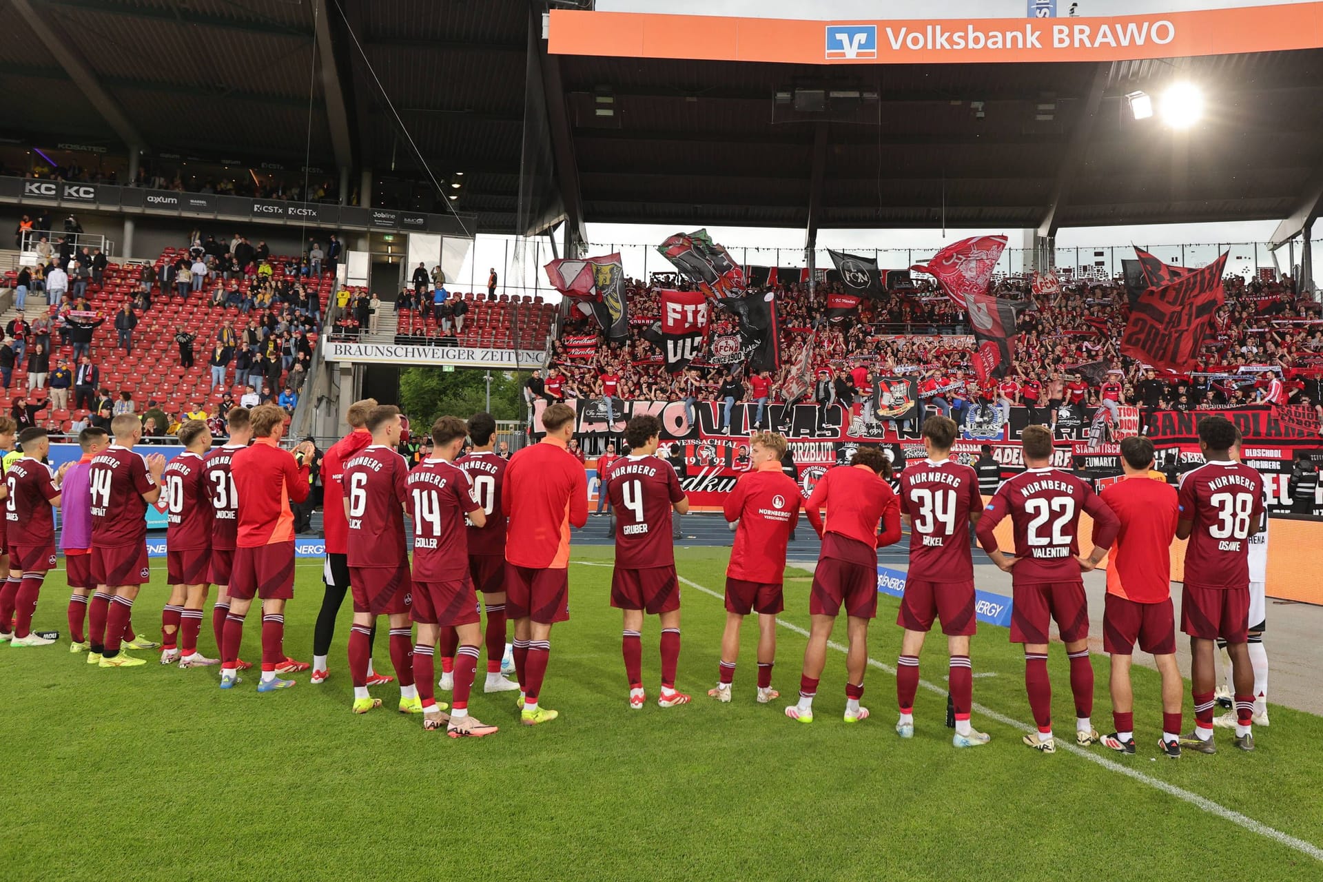 Nürnbergs Mannschaft feiert mit Fans im Stadion (Archivbild): Ein neuer Sponsoringpartner des Clubs sorgt für Diskussionen. Nürnbergs Mannschaft feiert mit Fans im Stadion (Archivbild): Ein neuer Sponsoringpartner des Clubs sorgt für Diskussionen.