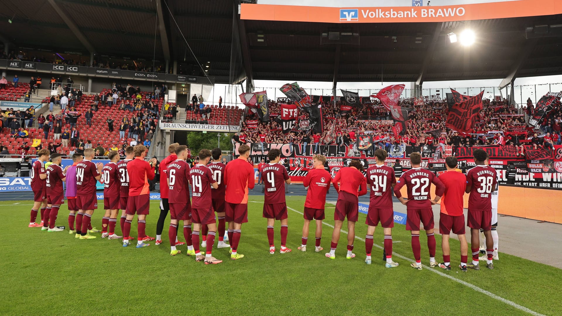 Nürnbergs Mannschaft feiert mit Fans im Stadion (Archivbild): Ein neuer Sponsoringpartner des Clubs sorgt für Diskussionen.