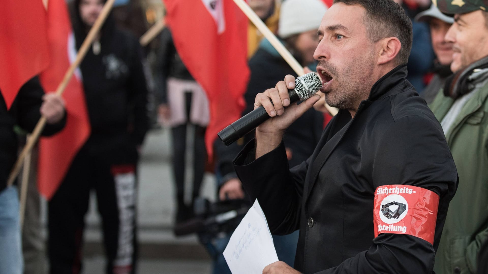 Ständige Provokationen: Marla-Svenja Liebich 2018 auf einer Kundgebung der von ihm geführten "Merkeljugend", deren Mitglieder rechts-satirisch als fanatische Merkel-Unterstützer auftraten.