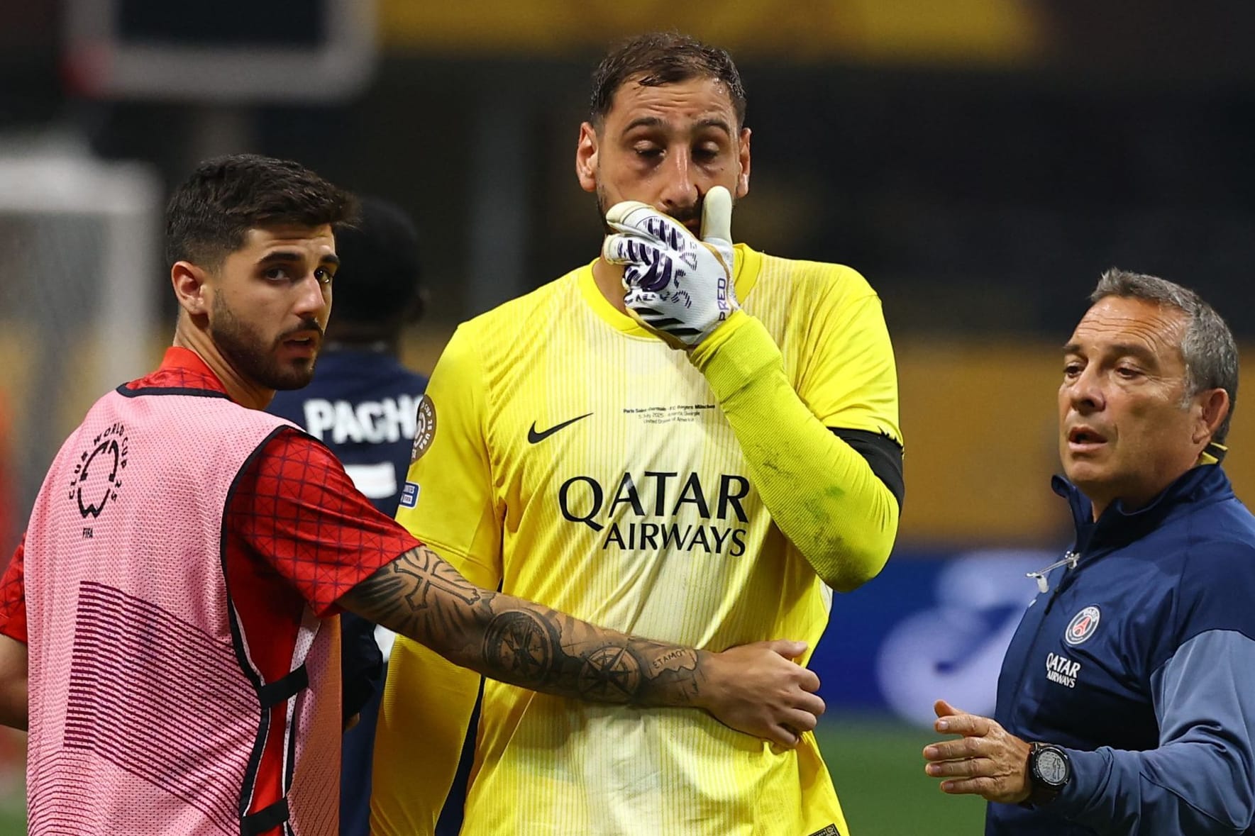 Gianluigi Donnarumma (M.) nach der Verletzung von Jamal Musiala: Der Torwart war sichtlich geschockt.