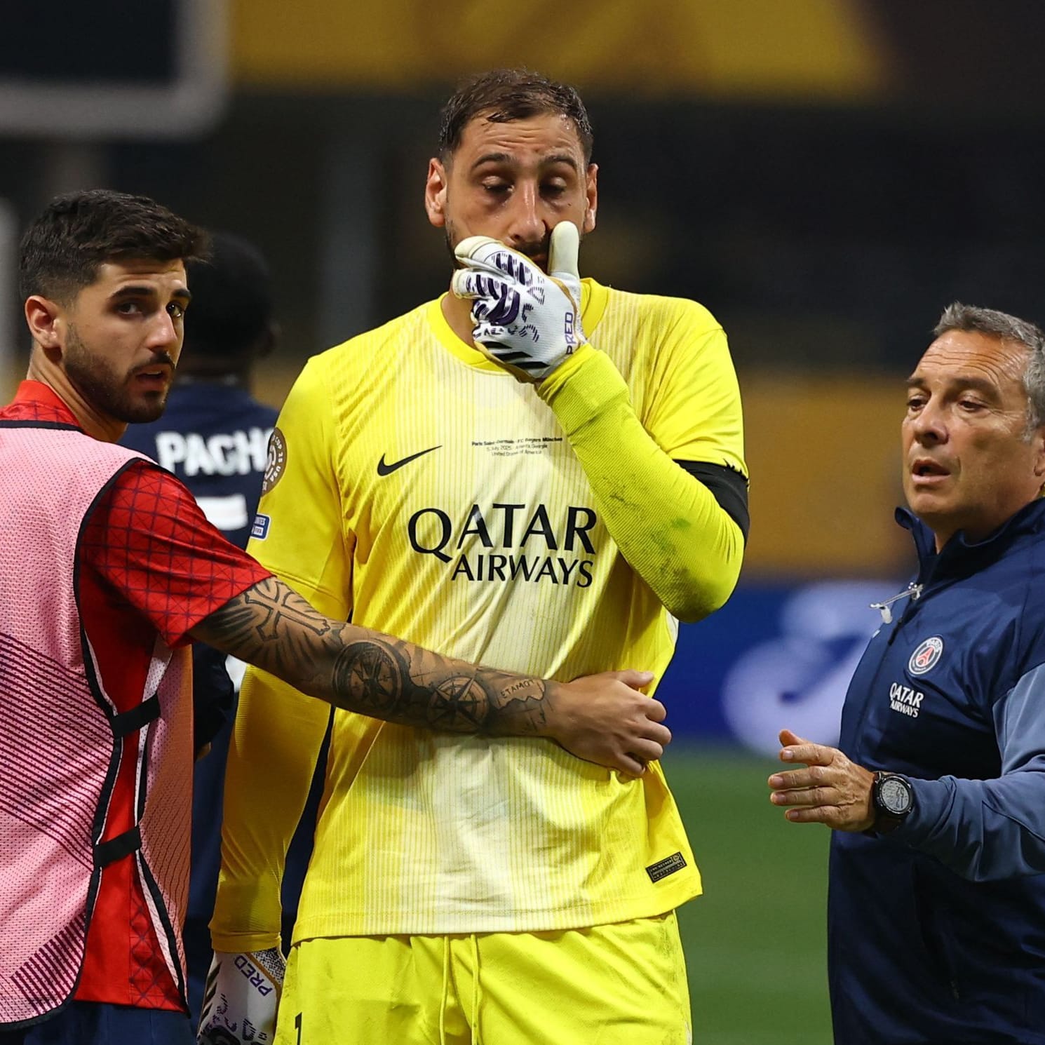 Gianluigi Donnarumma (M.) nach der Verletzung von Jamal Musiala: Der Torwart war sichtlich geschockt.