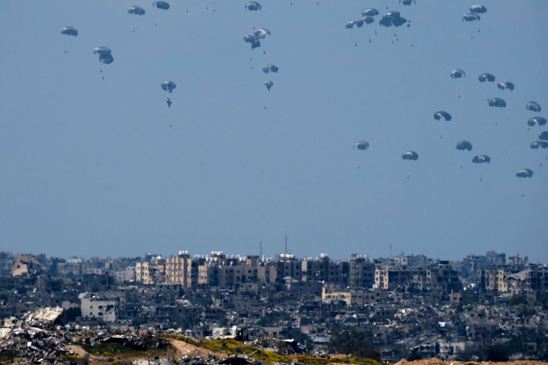 Hilfslieferungen sinken an Fallschirmen in den Gazastreifen (Archivbild von 2024): Deutschland und Jordanien installieren eine Luftbrücke.