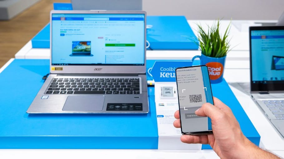Jemand scannt mit dem Smartphone einen QR-Code: Im Coolblue-Store kann man so schnell mehr über Produkte herausfinden und sie vergleichen.