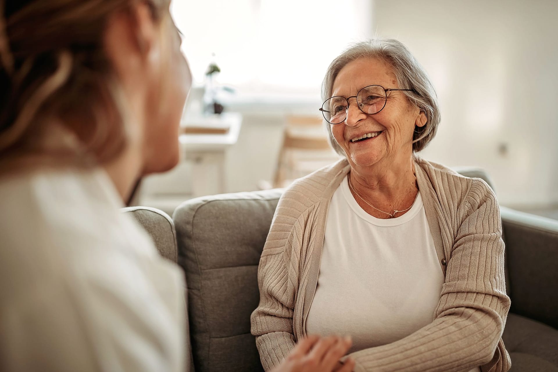 Seniorin lässt sich beraten: Pflegebedürftige und Angehörige haben Anspruch auf kostenlose Hilfe.