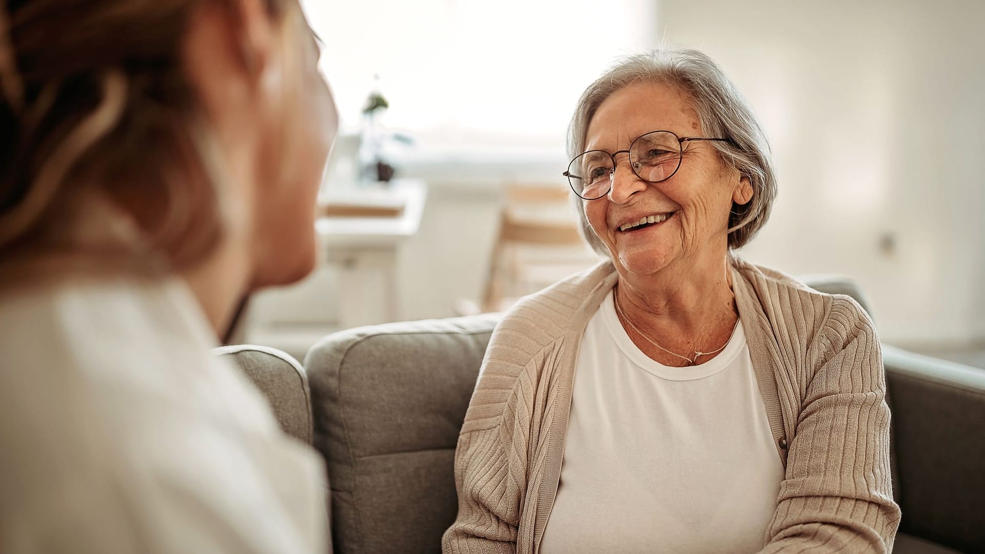 Seniorin lässt sich beraten: Pflegebedürftige und Angehörige haben Anspruch auf kostenlose Hilfe. Seniorin lässt sich beraten: Pflegebedürftige und Angehörige haben Anspruch auf kostenlose Hilfe.