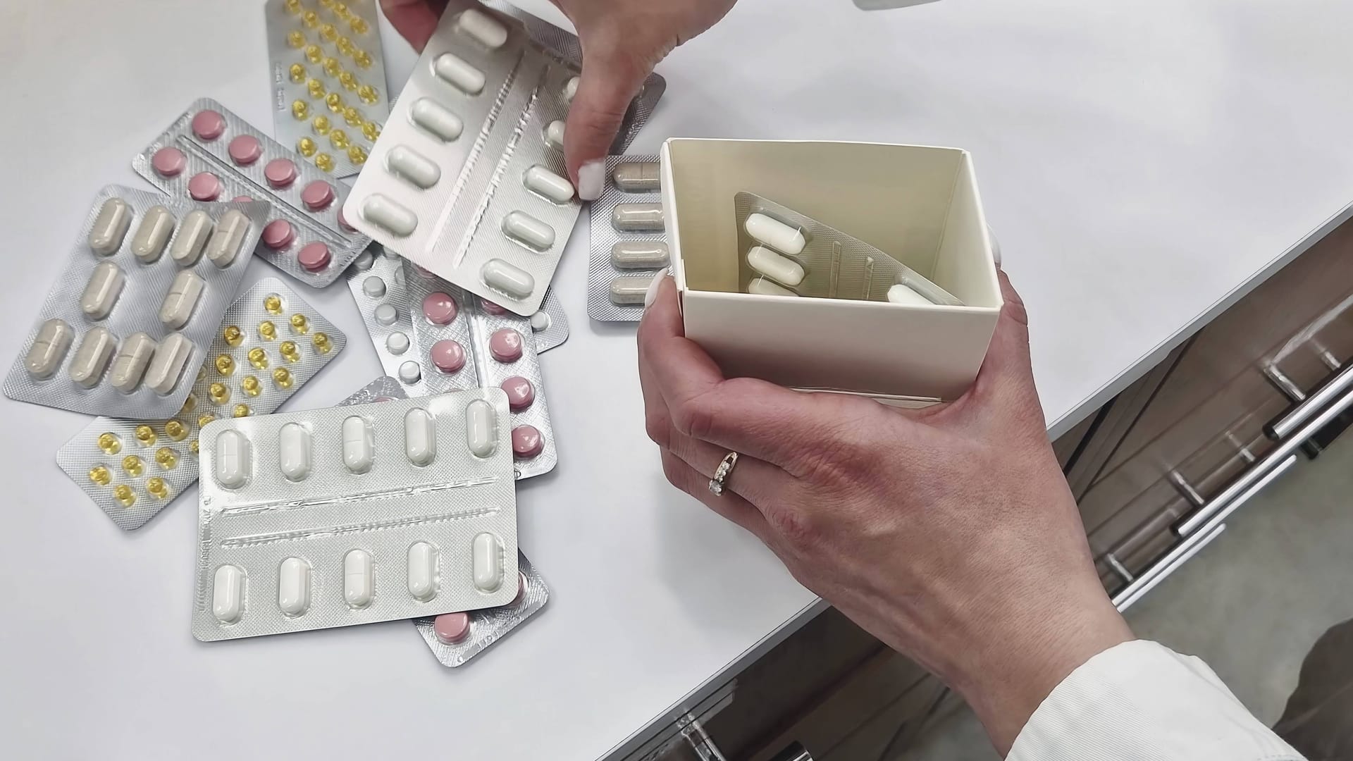 Medikamente auf einem Tisch (Symbolfoto): In Berlin werden offenbar die Standorte von zwei Pharma-Firmen geschlossen. Medikamente auf einem Tisch (Symbolfoto): In Berlin werden offenbar die Standorte von zwei Pharma-Firmen geschlossen.