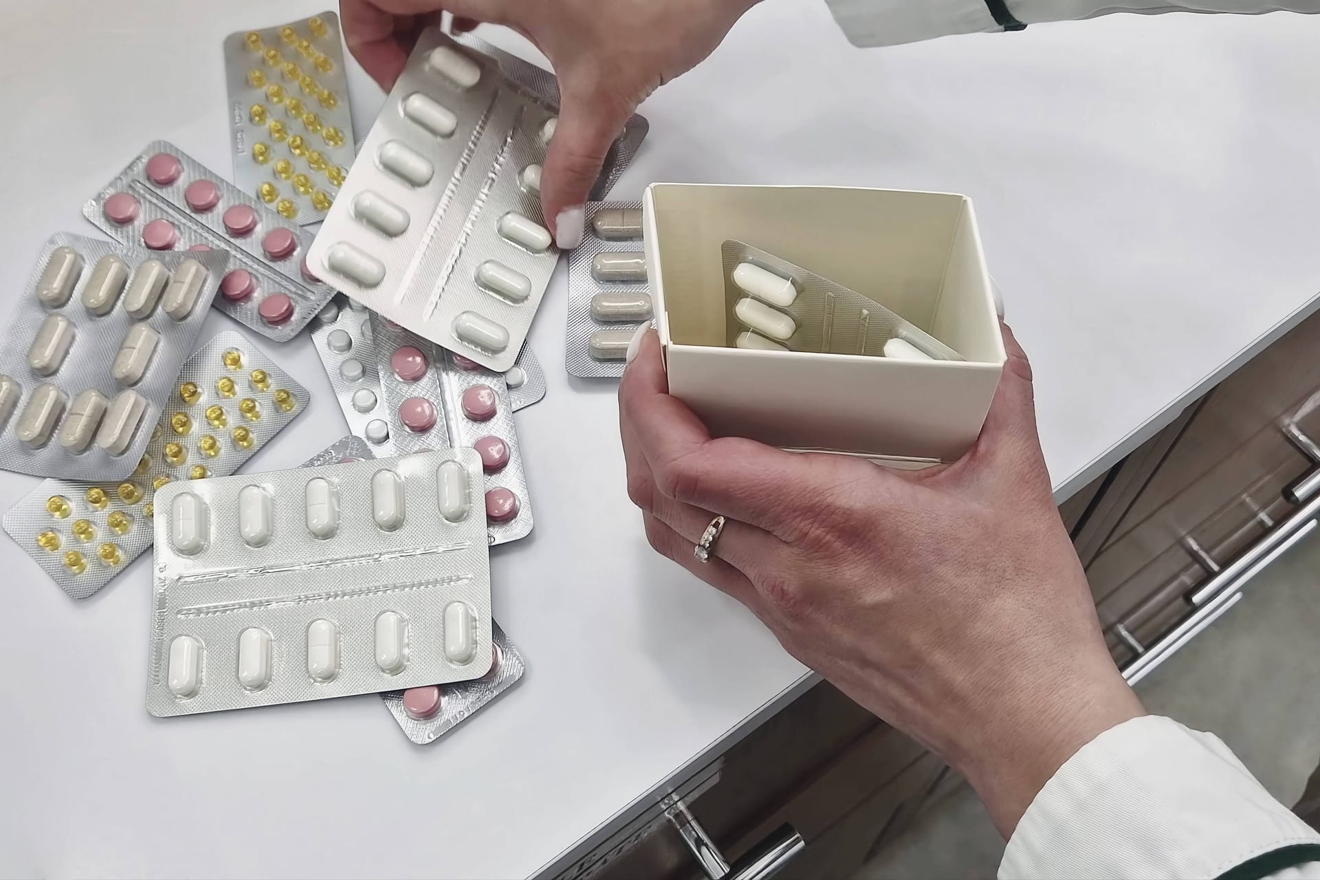 Medikamente auf einem Tisch (Symbolfoto): In Berlin werden offenbar die Standorte von zwei Pharma-Firmen geschlossen.