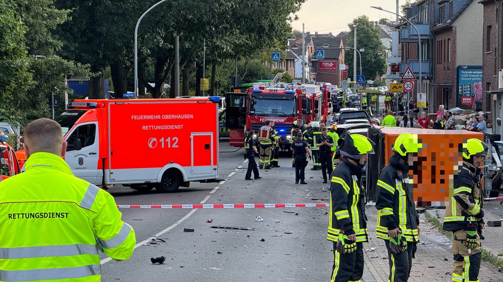 Spur der Verwüstung in der Oberhausener Lützowstraße: Hier war ein Sattelschlepper außer Kontrolle geraten.