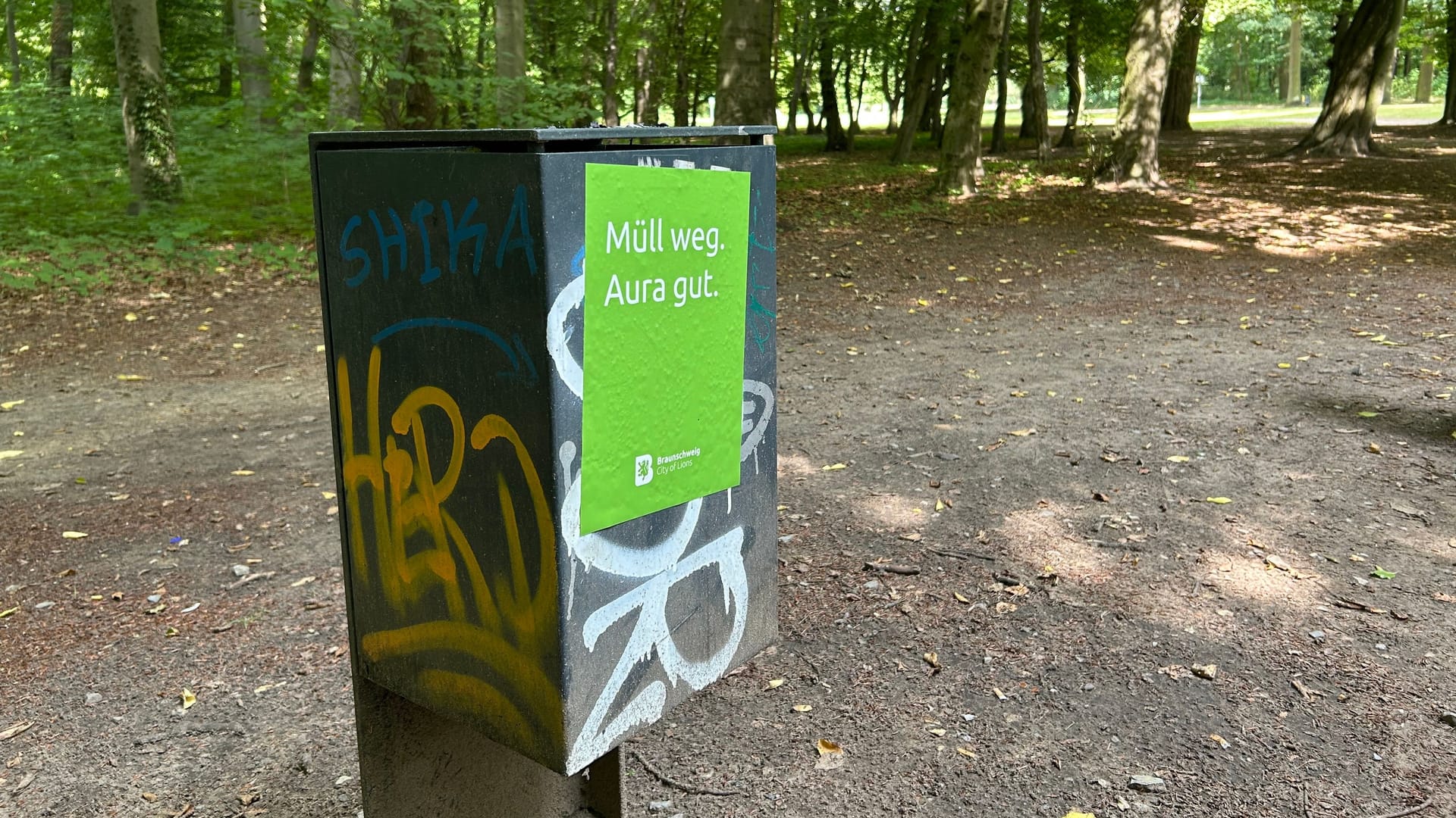"Müll weg. Aura gut": Die Anti-Müll-Aktion im Prinzenpark findet Anklang.