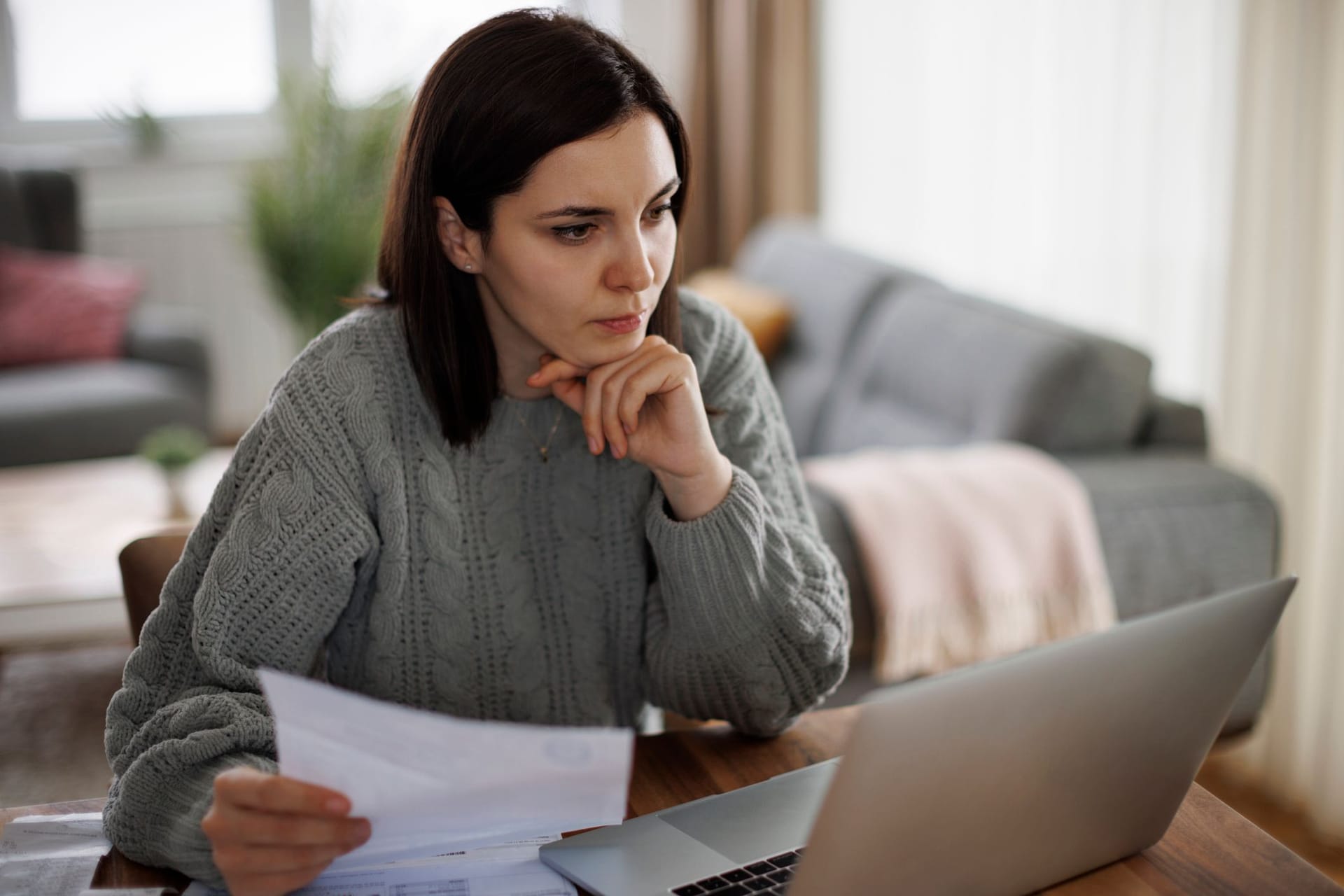 Frau plant ihre Finanzen Frau plant ihre Finanzen