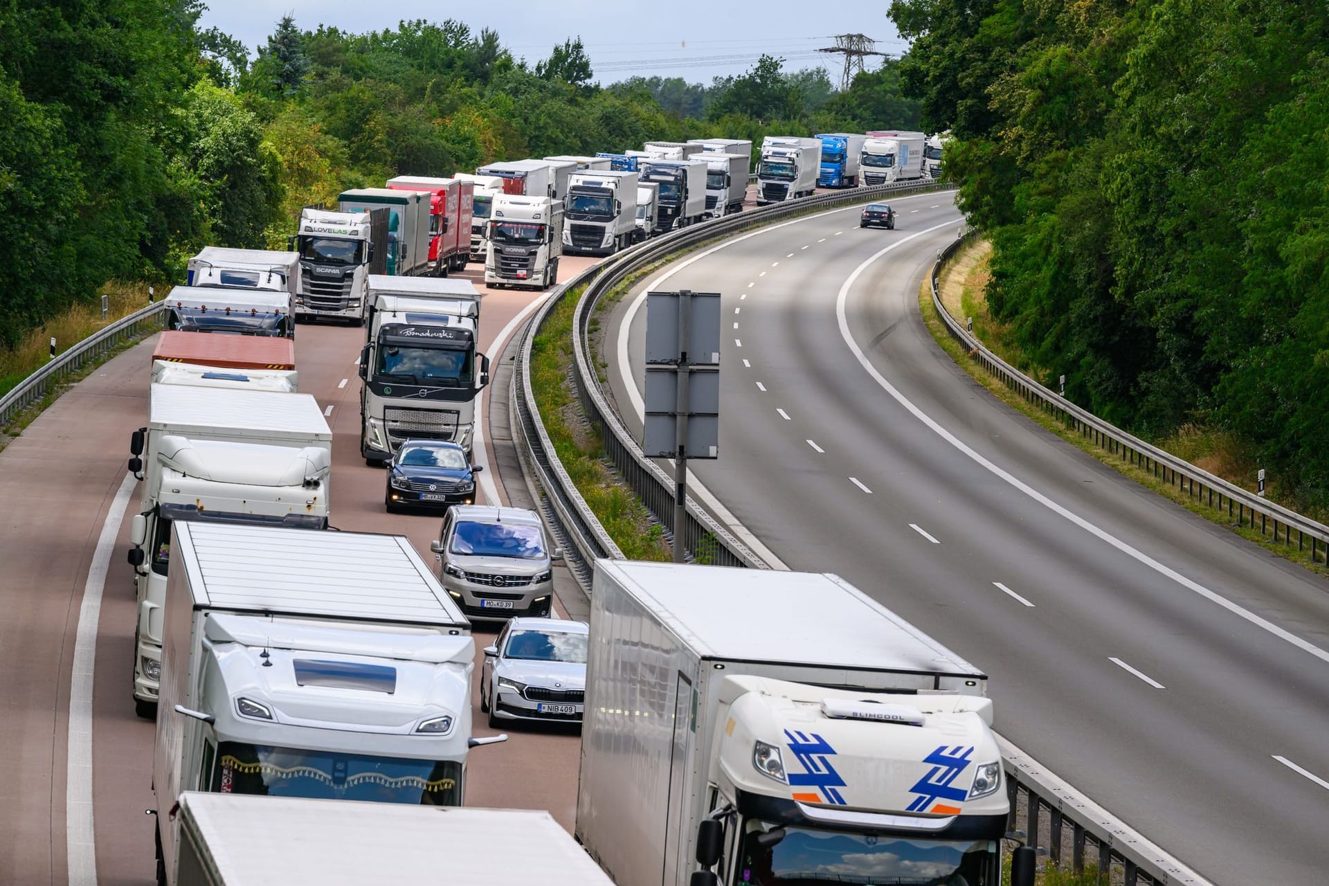 Lastwagen stauen sich auf der Autobahn A12 in Richtung Polen (Archivbild): Am Freitag brauchten Autofahrer mehr als 90 Minuten Geduld.