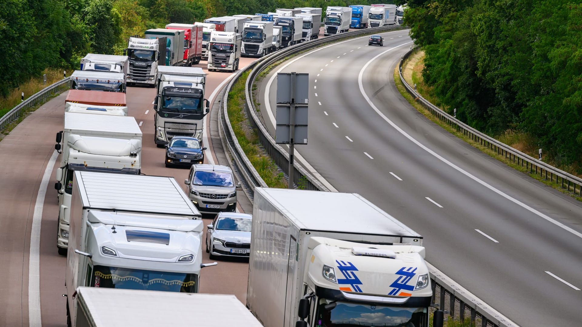 Lastwagen stauen sich auf der Autobahn A12 in Richtung Polen (Archivbild): Am Freitag brauchten Autofahrer mehr als 90 Minuten Geduld.