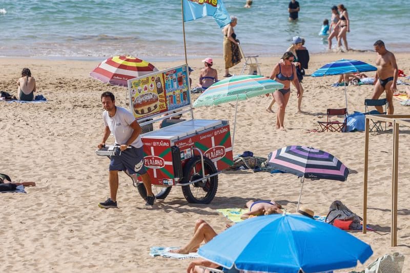 Der beliebte französische Badeort Les Sables-d'Olonne ermahnt Strandgäste neuerdings zu angemessener Kleidung auf seinen Straßen.