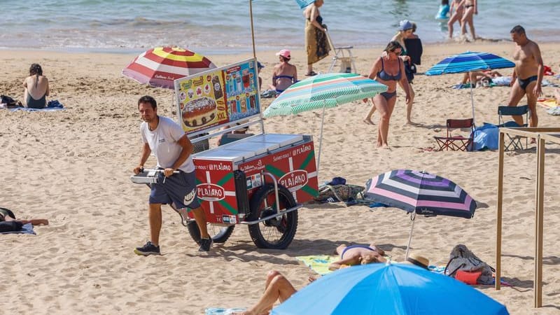 Der beliebte französische Badeort Les Sables-d'Olonne ermahnt Strandgäste neuerdings zu angemessener Kleidung auf seinen Straßen.