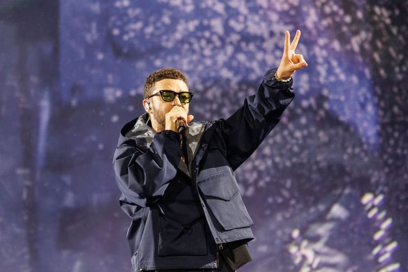 Der Sänger Justin Timberlake steht auf der Bühne beim Lollapalooza Festival Berlin: Trotz des Regens lieferte der Superstar eine durchchoreografierte Pop-Performance ab.