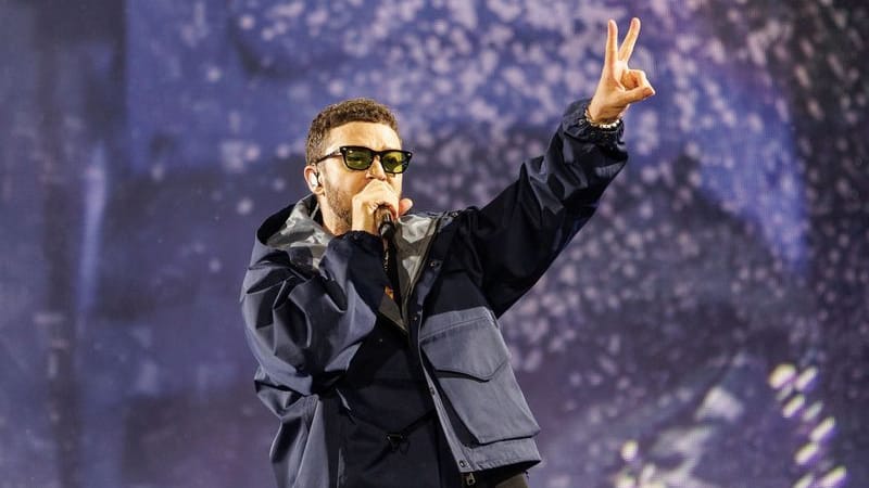 Der Sänger Justin Timberlake steht auf der Bühne beim Lollapalooza Festival Berlin: Trotz des Regens lieferte der Superstar eine durchchoreografierte Pop-Performance ab.