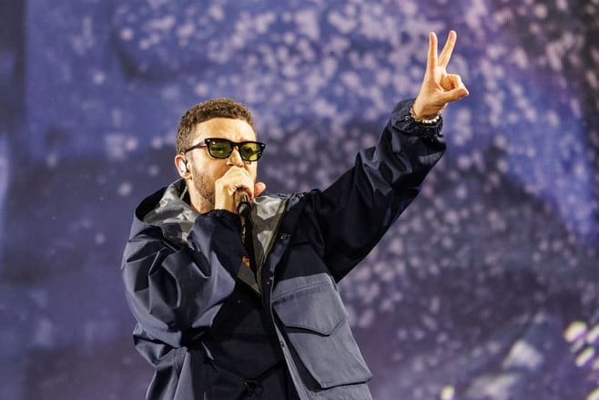 Der Sänger Justin Timberlake steht auf der Bühne beim Lollapalooza Festival Berlin: Trotz des Regens lieferte der Superstar eine durchchoreografierte Pop-Performance ab.