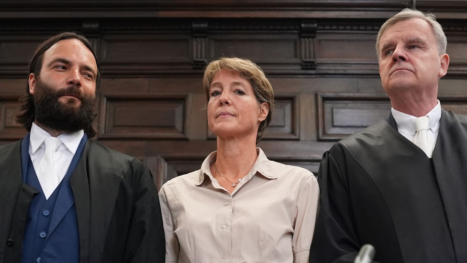 Christina Block zwischen ihren Verteidigern: Heute entscheidet das Gericht, ob sie wie geplant aussagen darf.