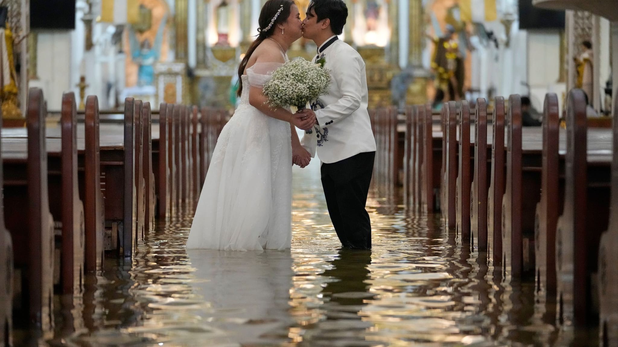 Hochzeit in überfluteter Kirche auf den Philippinen