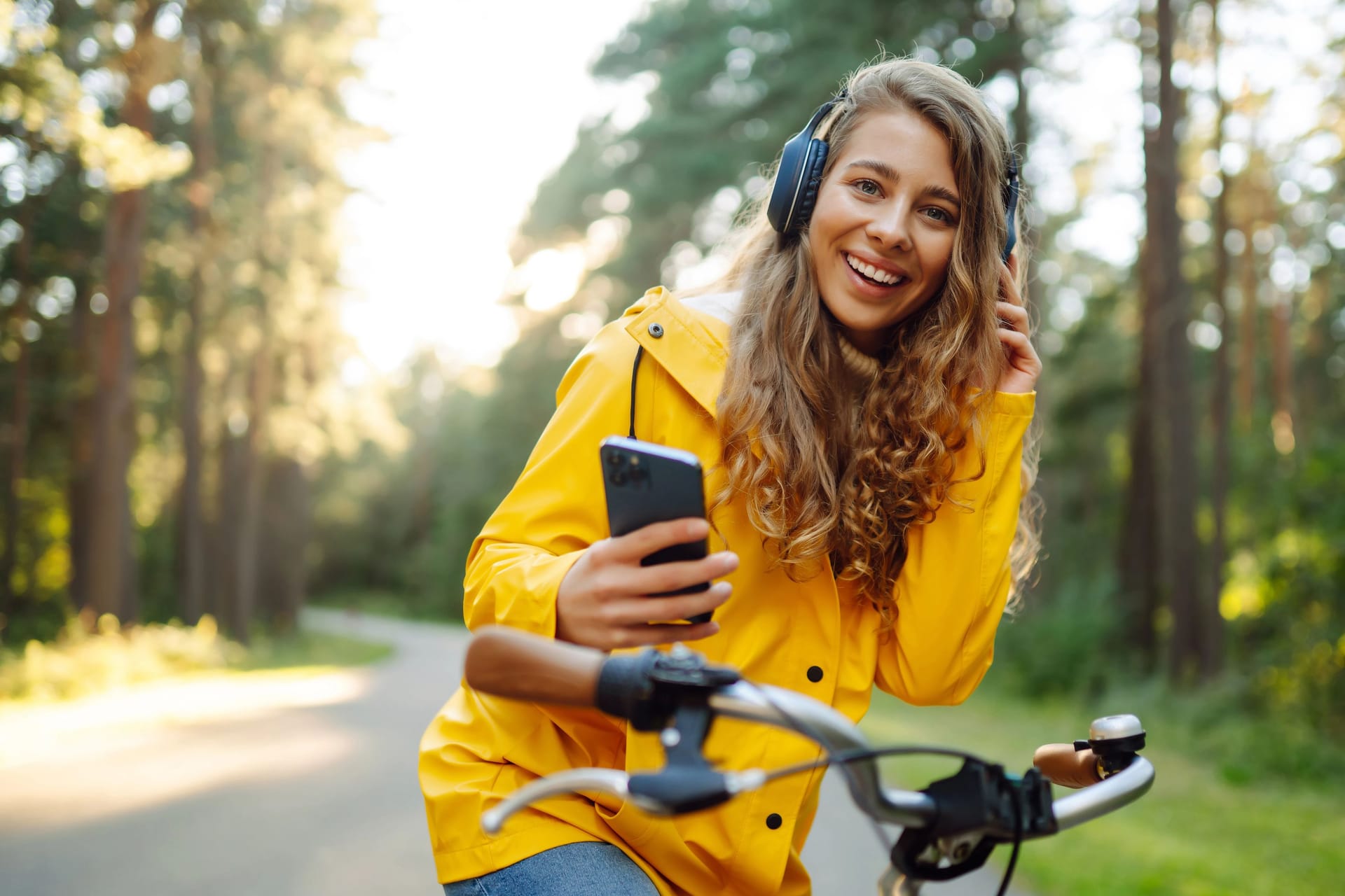 Ablenkung auf zwei Rädern: Wer beim Radfahren Musik hört, riskiert Strafen – und Unfälle.