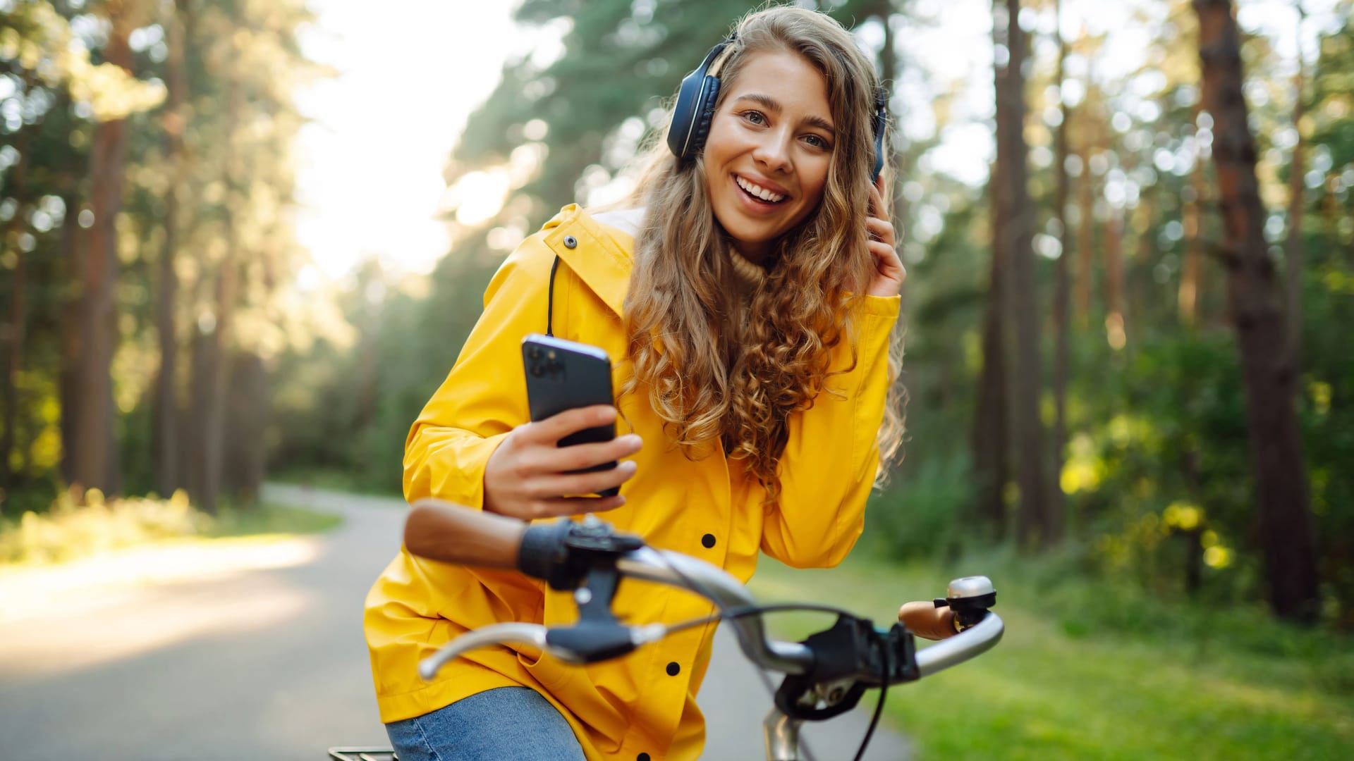 Ablenkung auf zwei Rädern: Wer beim Radfahren Musik hört, riskiert Strafen – und Unfälle.