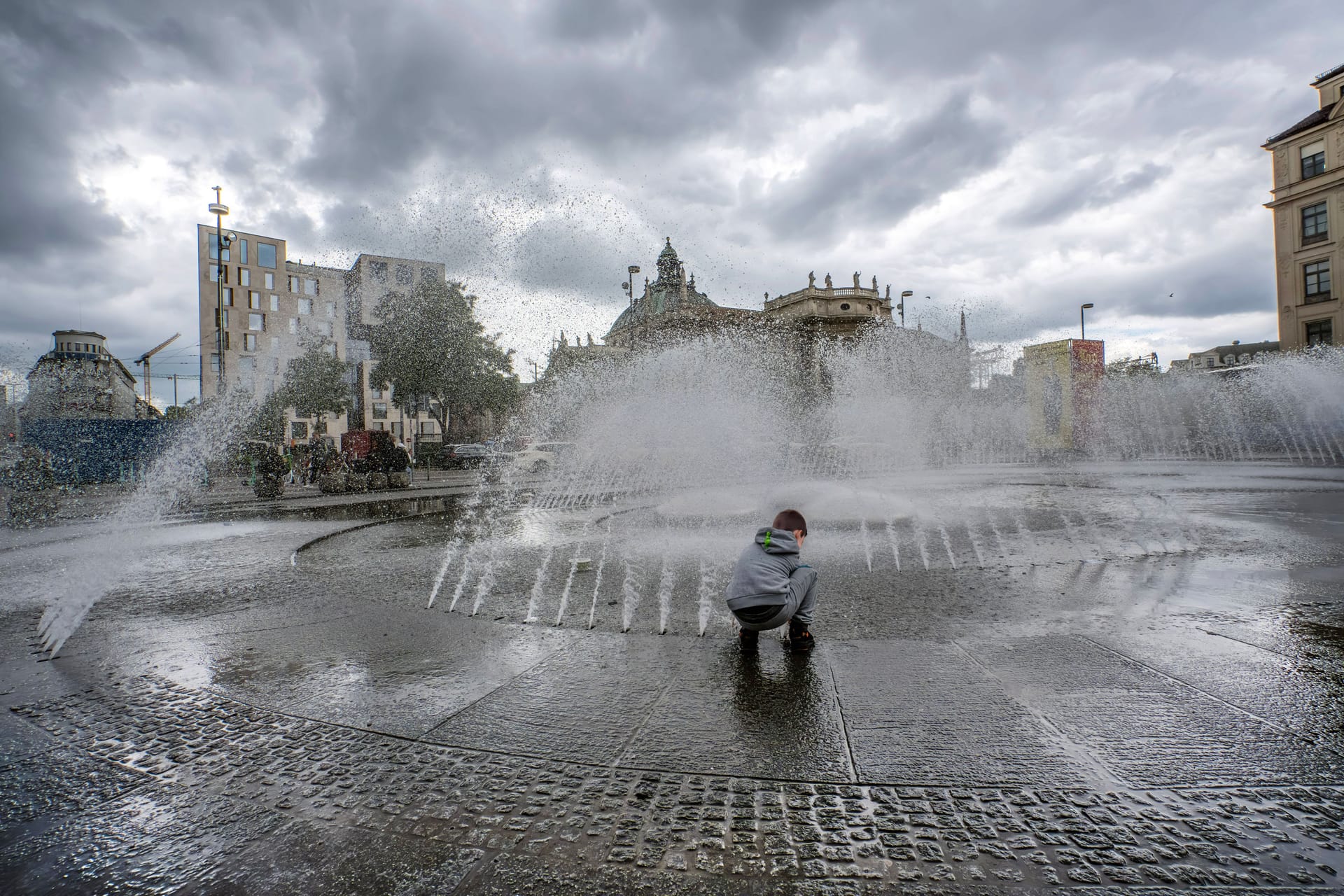 Wolken am Himmel über dem Stachusbrunnen (Archivbild): Die Sonne traut sich am Mittwoch in München kaum hervor.
