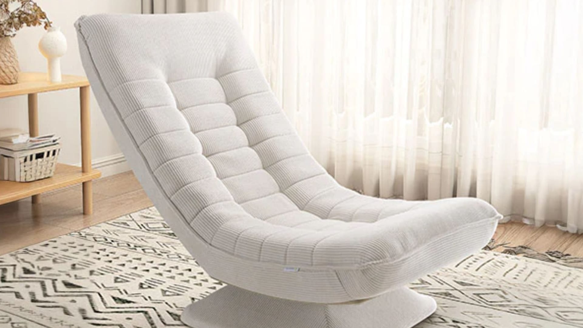 Der Loungesessel mit ergonomischem Design und weichem Cord lädt zum Entspannen ein.