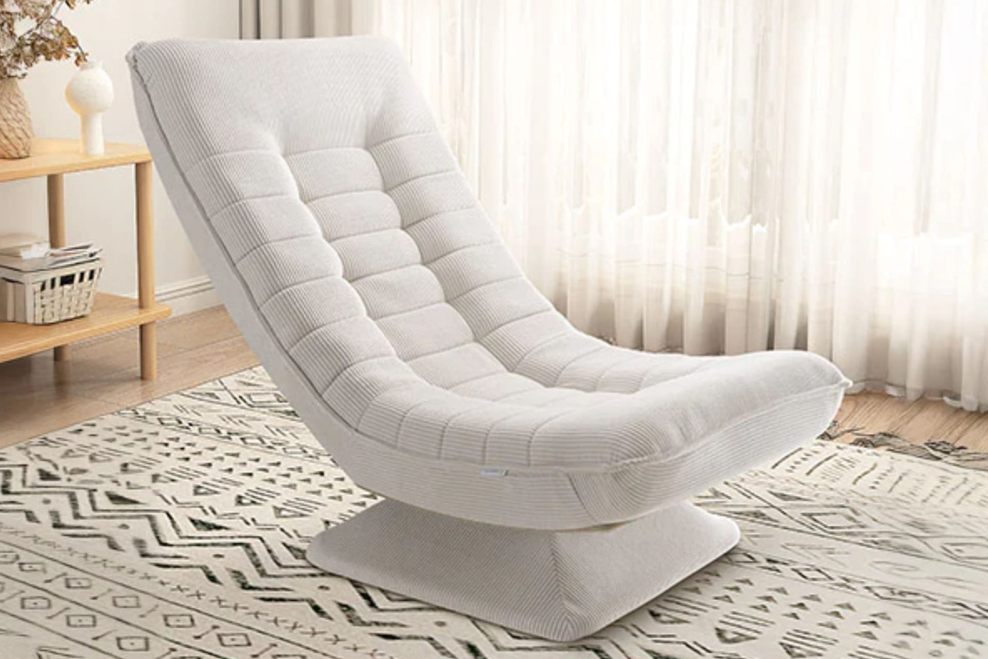 Der Loungesessel mit ergonomischem Design und weichem Cord lädt zum Entspannen ein.