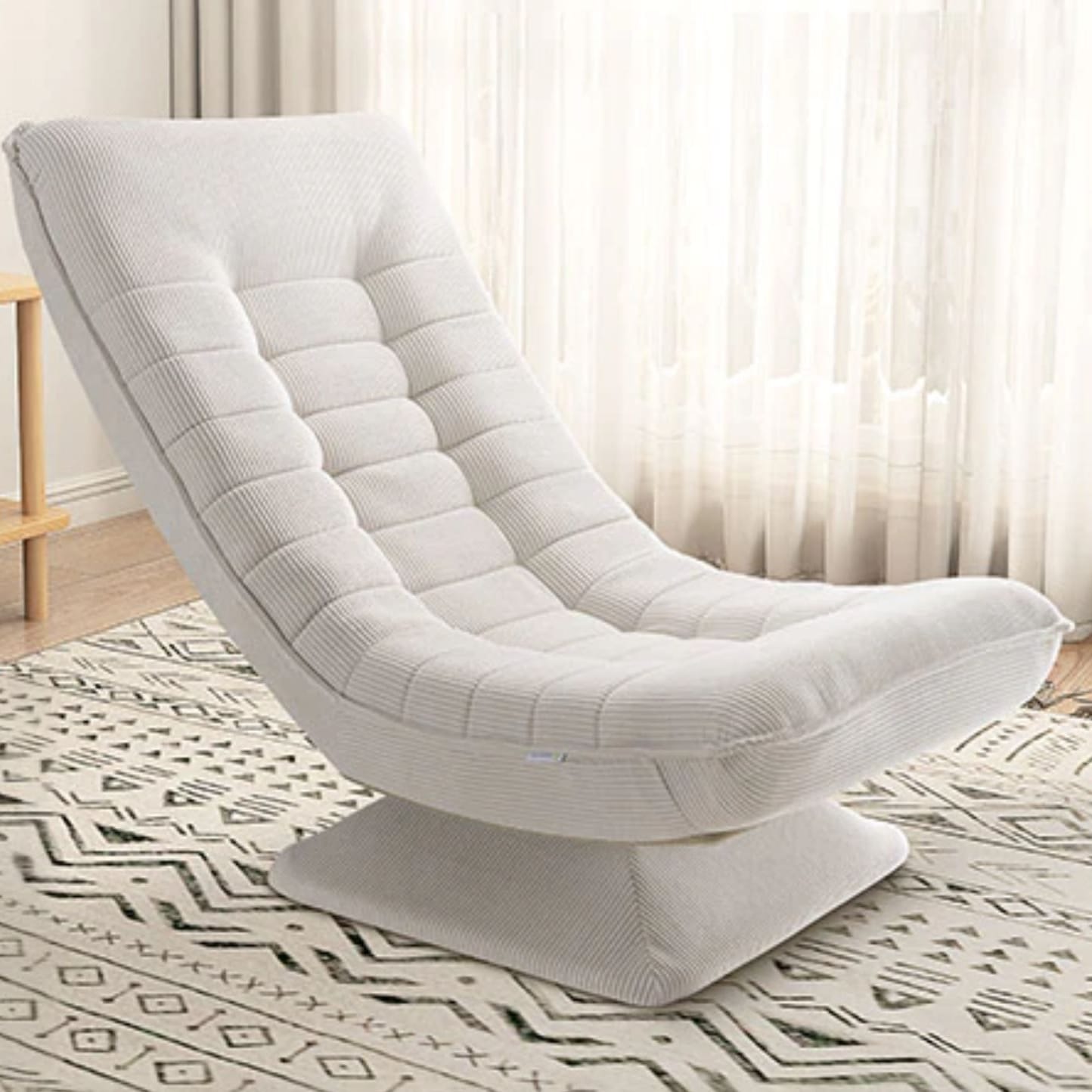 Der Loungesessel mit ergonomischem Design und weichem Cord lädt zum Entspannen ein.