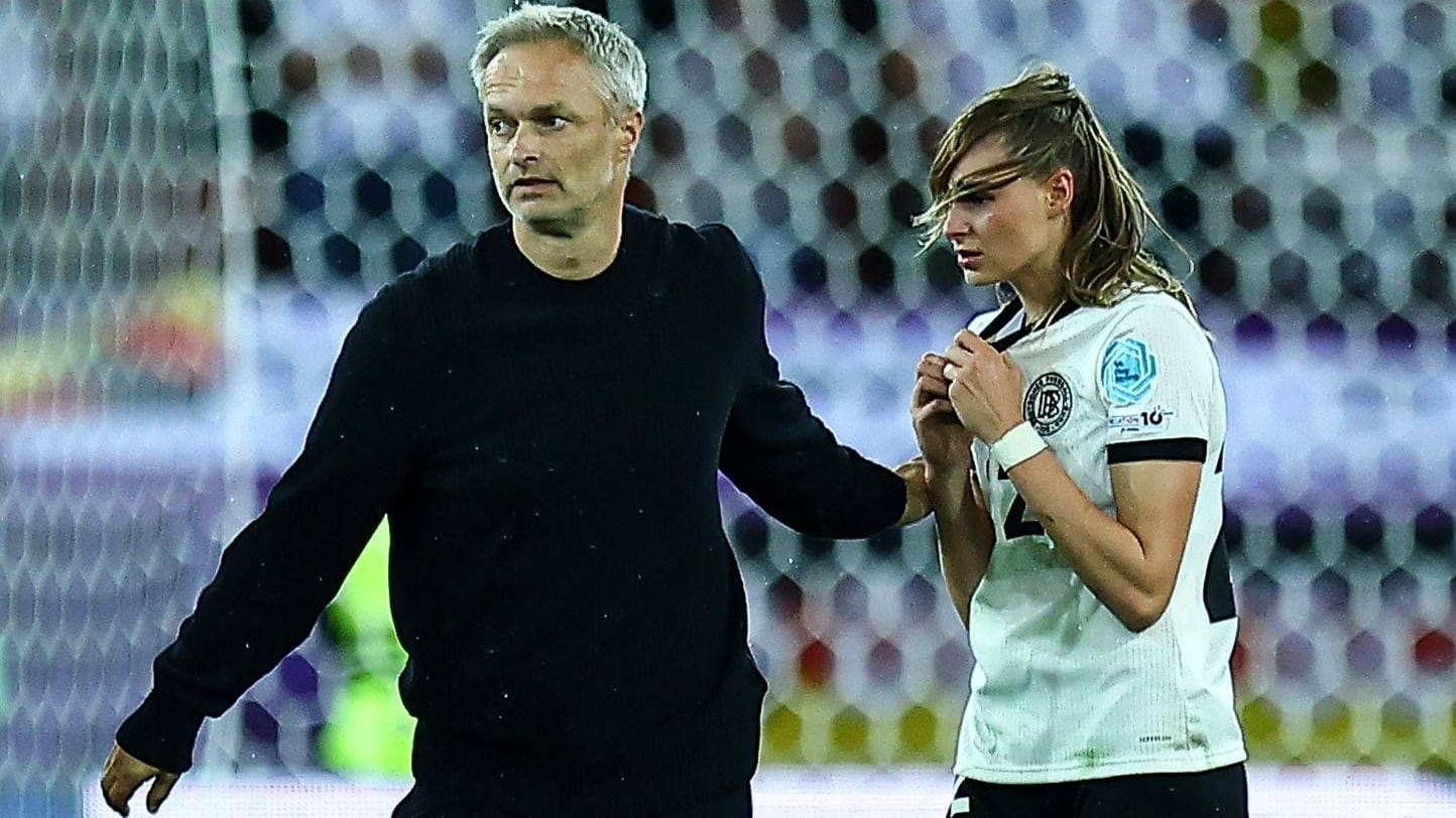 Christian Wück (l.) tröstet Jule Brand.