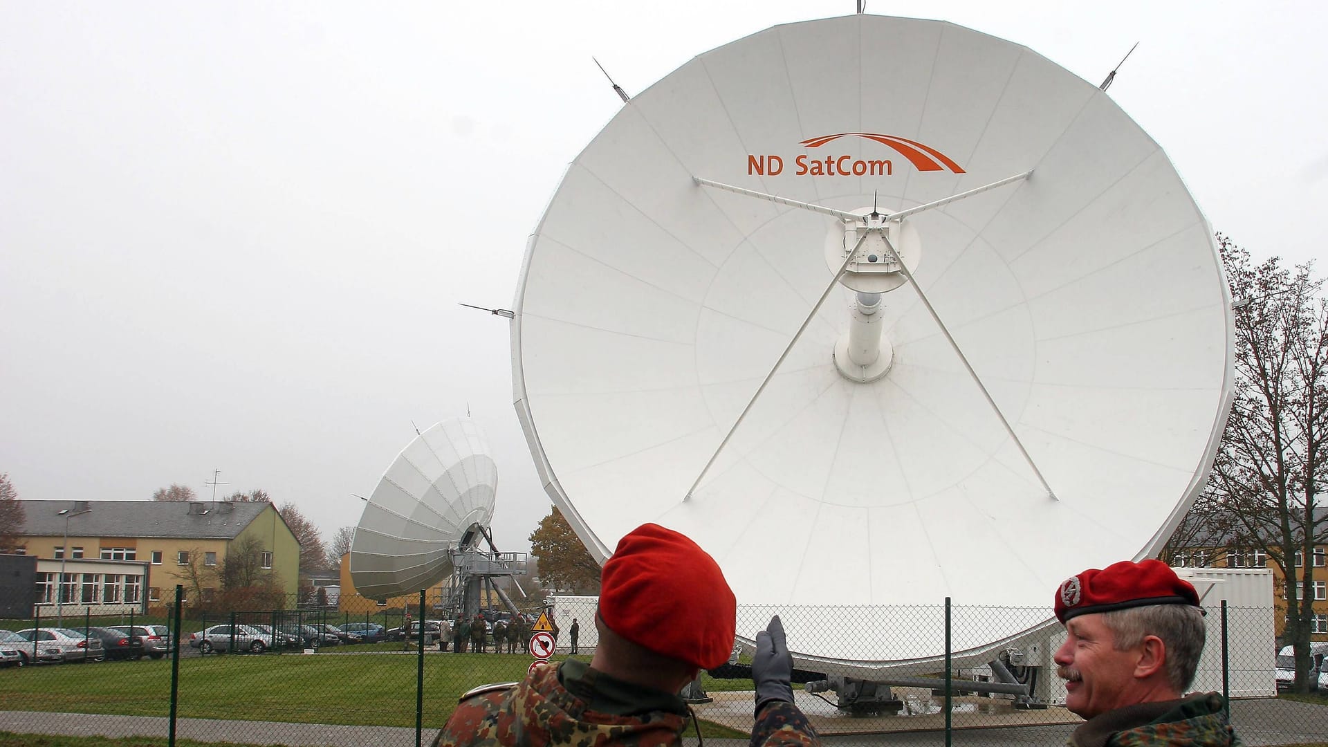 Soldaten der Bundeswehr vor einer Satellitenschüssel des aktuellen Kommunikationssystems (Symbolbild): Das jetzige ist einem General der Bundeswehr zufolge nicht mehr ausreichend. Soldaten der Bundeswehr vor einer Satellitenschüssel des aktuellen Kommunikationssystems (Symbolbild): Das jetzige ist einem General der Bundeswehr zufolge nicht mehr ausreichend.