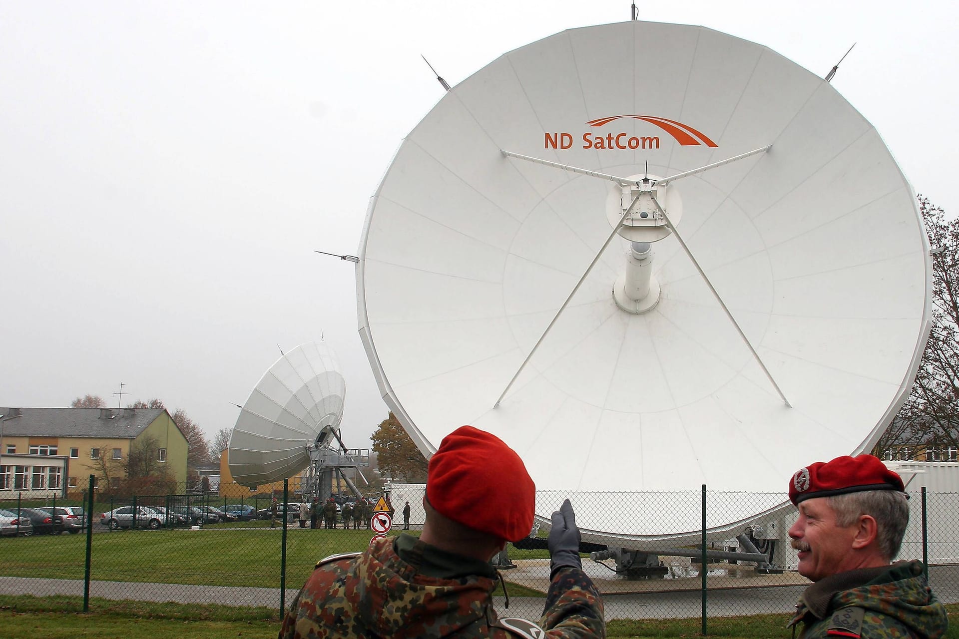 Soldaten der Bundeswehr vor einer Satellitenschüssel des aktuellen Kommunikationssystems (Symbolbild): Das jetzige ist einem General der Bundeswehr zufolge nicht mehr ausreichend.