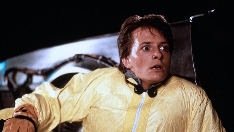 Michael J. Fox ist in einer Szene zu sehen, die aus dem Film "Zurück in die Zukunft" stammt. Er trägt einen gelben Overall.