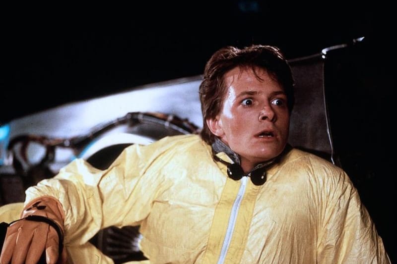 Michael J. Fox ist in einer Szene zu sehen, die aus dem Film "Zurück in die Zukunft" stammt. Er trägt einen gelben Overall.