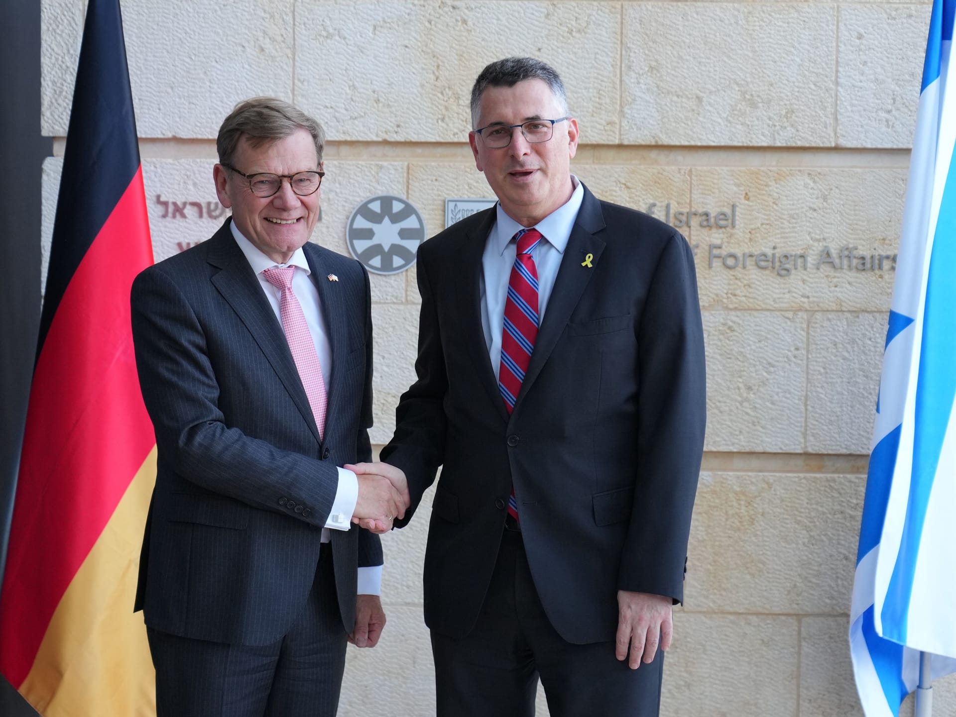 Bundesaußenminister Johann Wadephul (l., CDU) und Israels Außenminister Gideon Saaar (r.) begrüßen sich vor ihrem Vier-Augen-Gespräch in Jerusalem.
