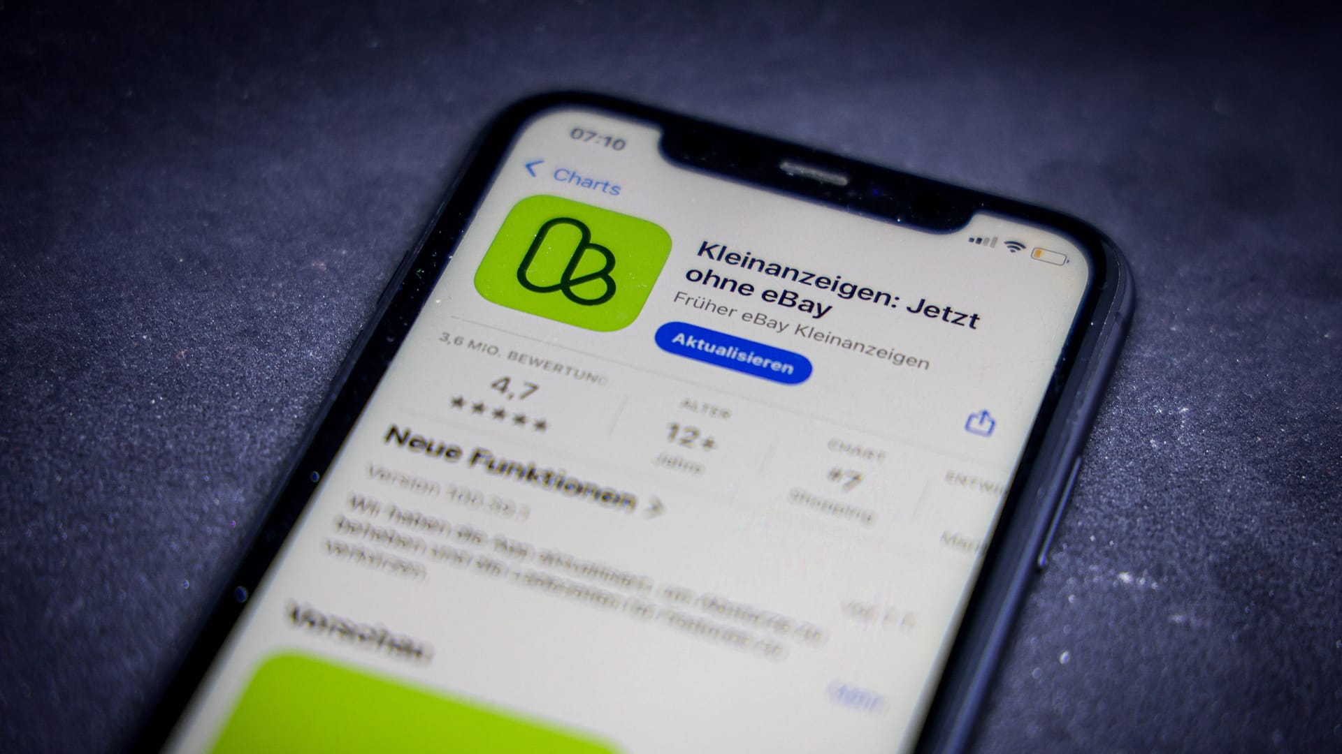 Kleinanzeigen-App auf einem Handy (Symbolfoto): Die Nürnberger Cybercrime-Abteilung warnt vor Betrügern im Netz.