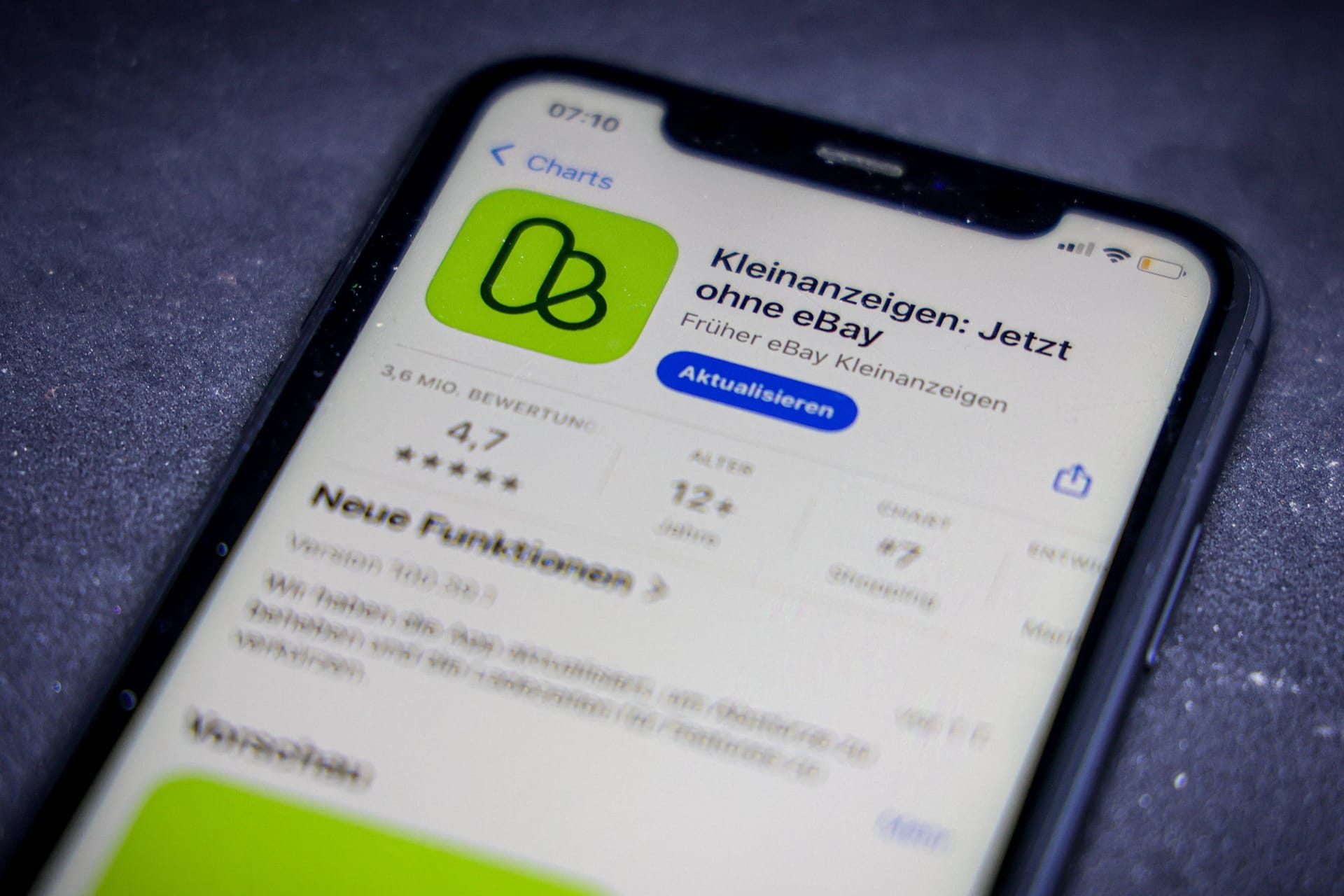 Kleinanzeigen-App auf einem Handy (Symbolfoto): Die Nürnberger Cybercrime-Abteilung warnt vor Betrügern im Netz.
