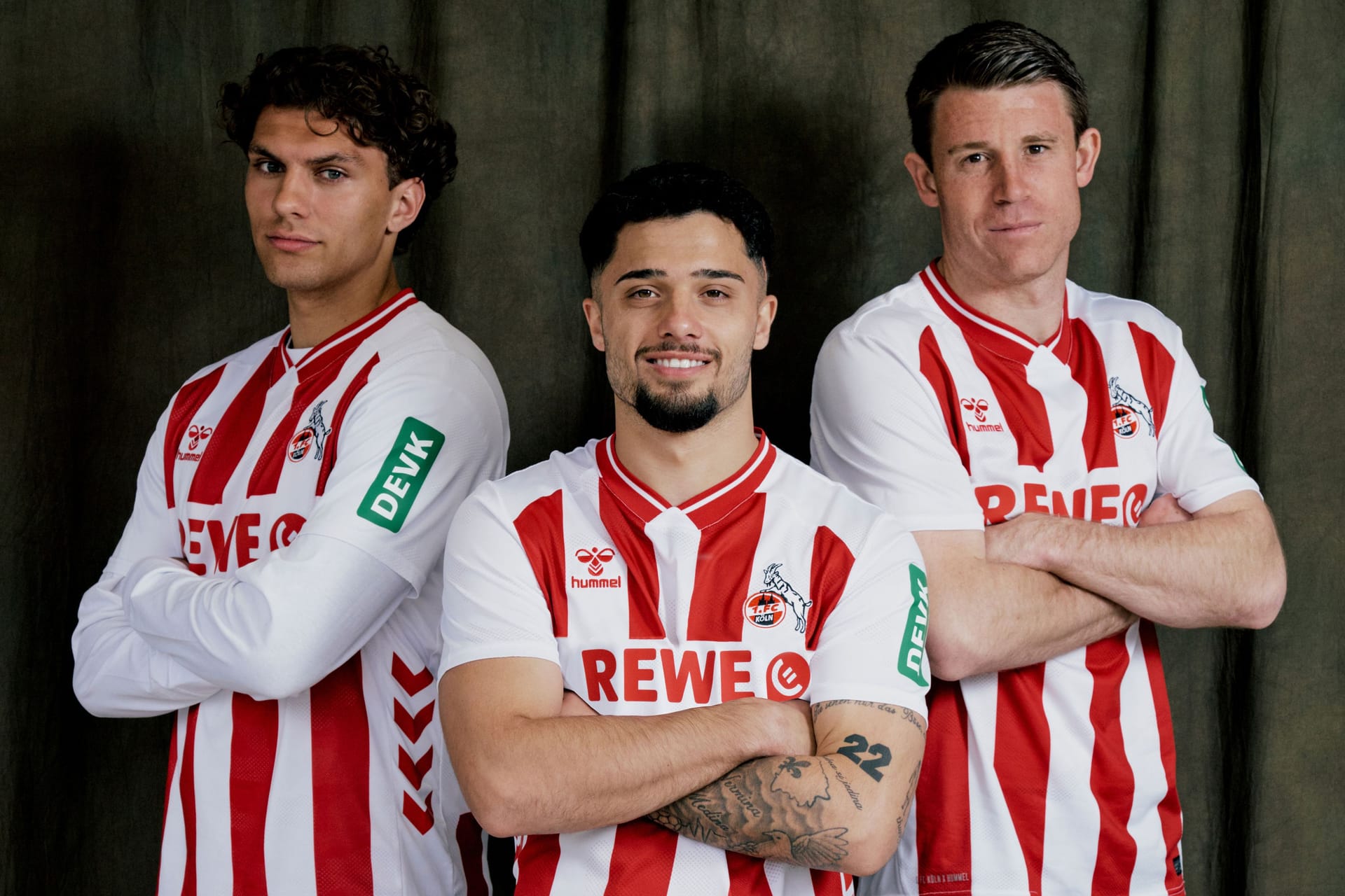 Julian Pauli, Jusuf Gazibegovic und Dominique Heintz im neuen Heimtrikot des 1. FC Köln.