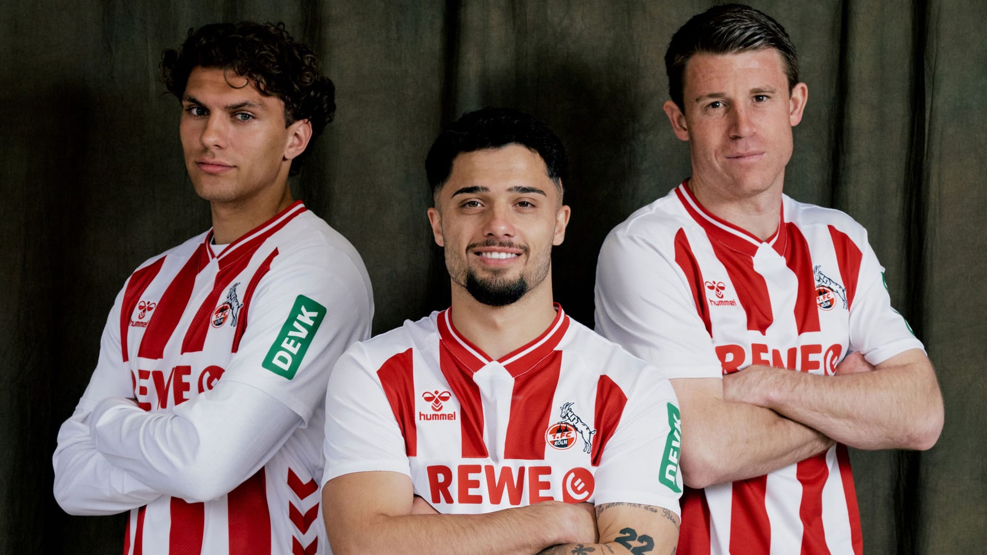 Julian Pauli, Jusuf Gazibegovic und Dominique Heintz im neuen Heimtrikot des 1. FC Köln.