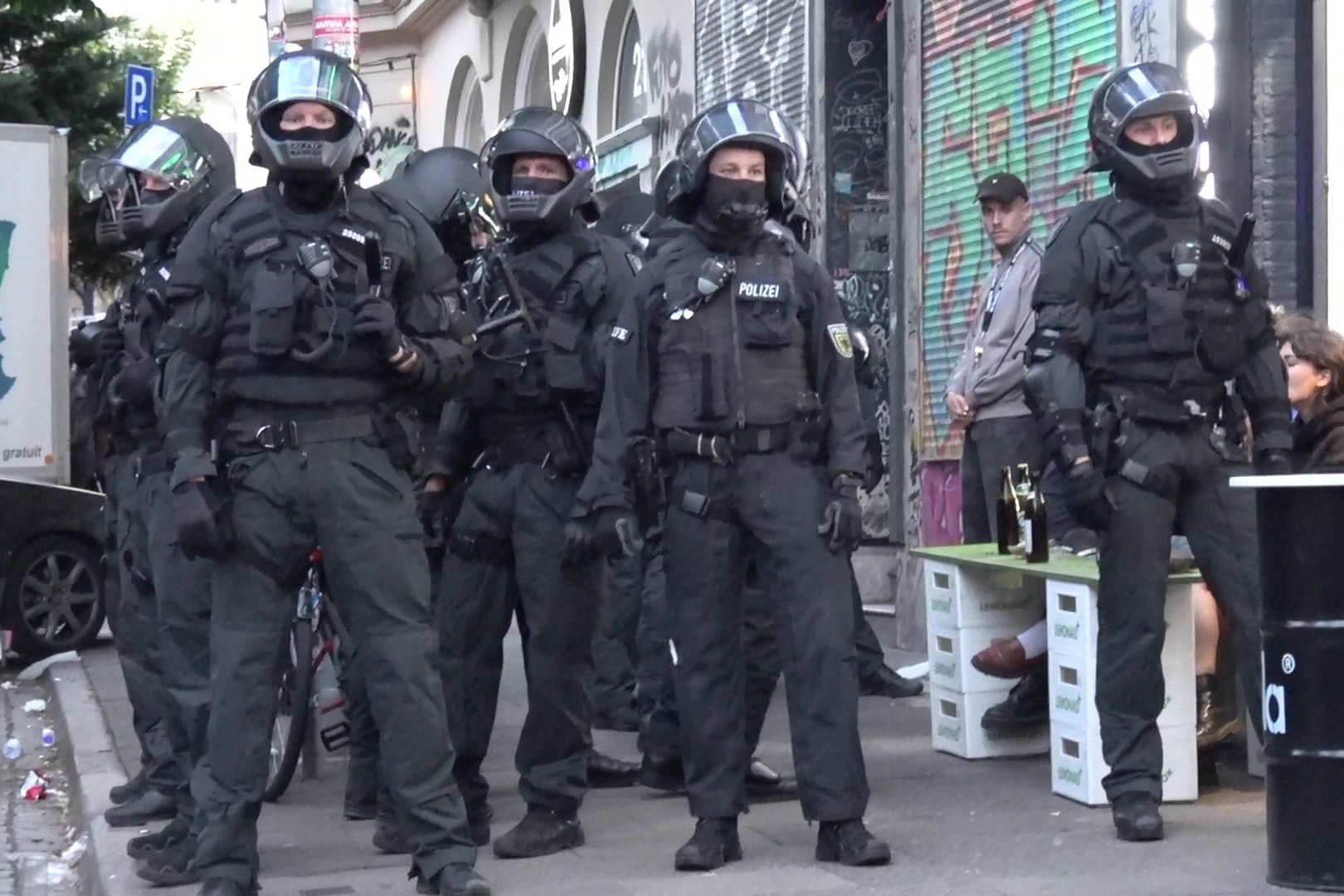 Bereitschaftspolizei im Hamburger Schanzenviertel: Mehre Personen wurden von den Beamten eingekesselt, nachdem Schaufenter zu Bruch gingen.