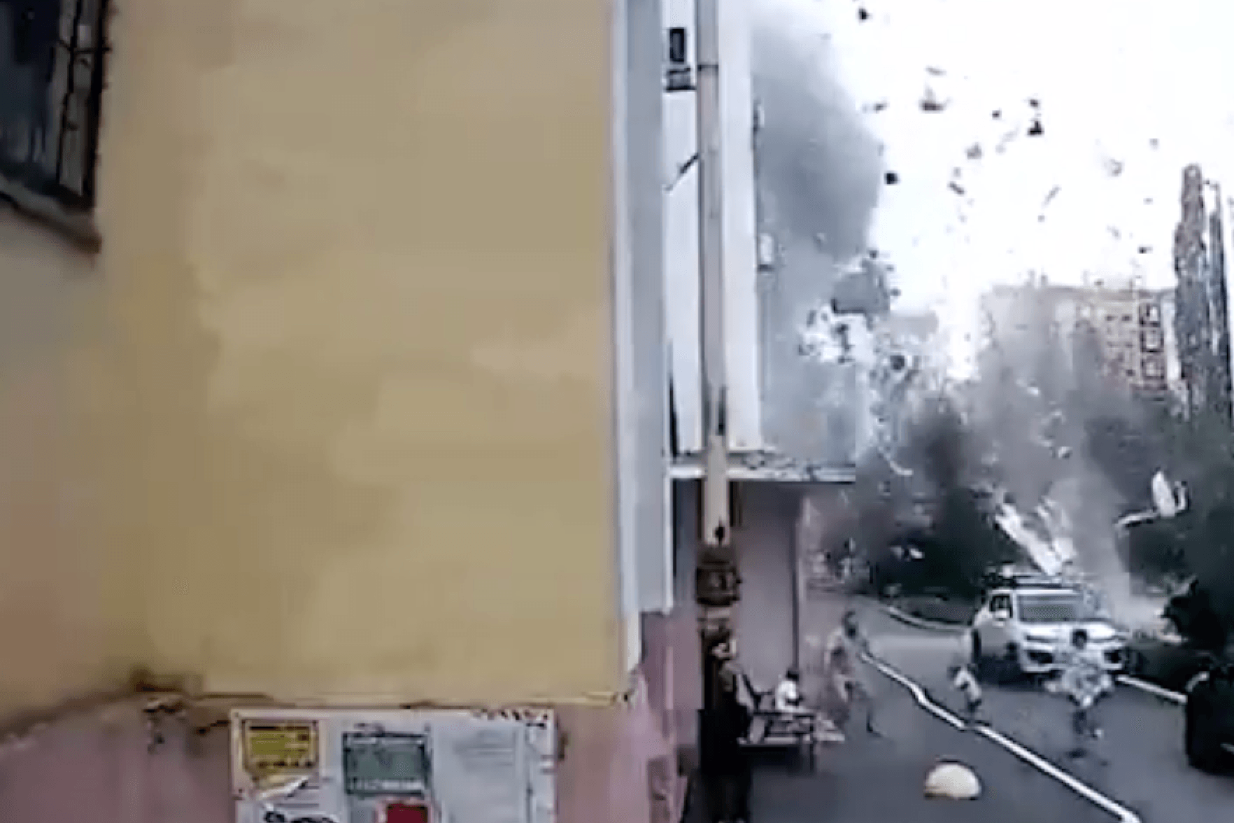Kinder spielen auf der Straße, als es im Haus zu einer Explosion kommt.