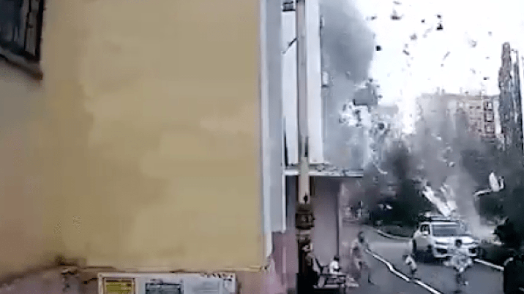 Kinder spielen auf der Straße, als es im Haus zu einer Explosion kommt.