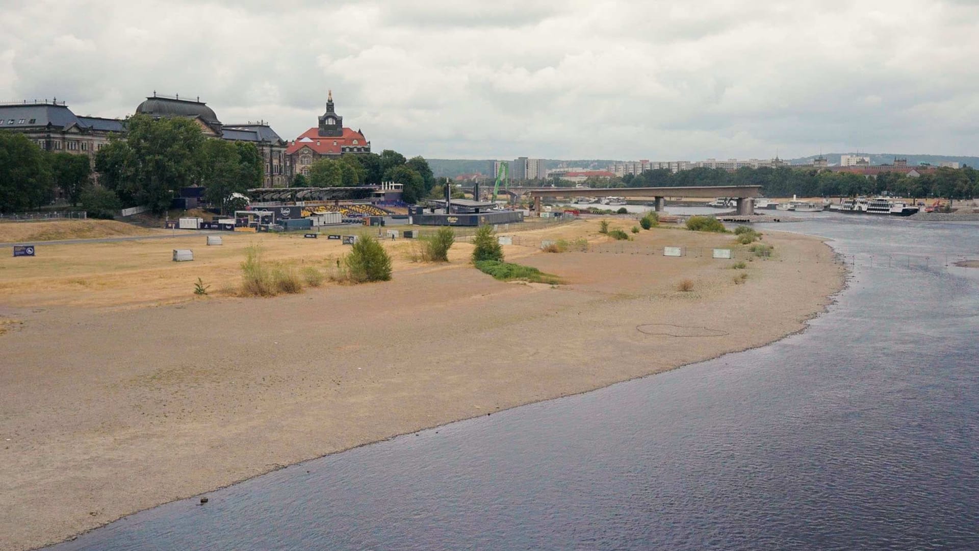 Blick auf Dresden und die Elbe: Die Wasserstände des Flusses haben extrem niedrige Werte erreicht.