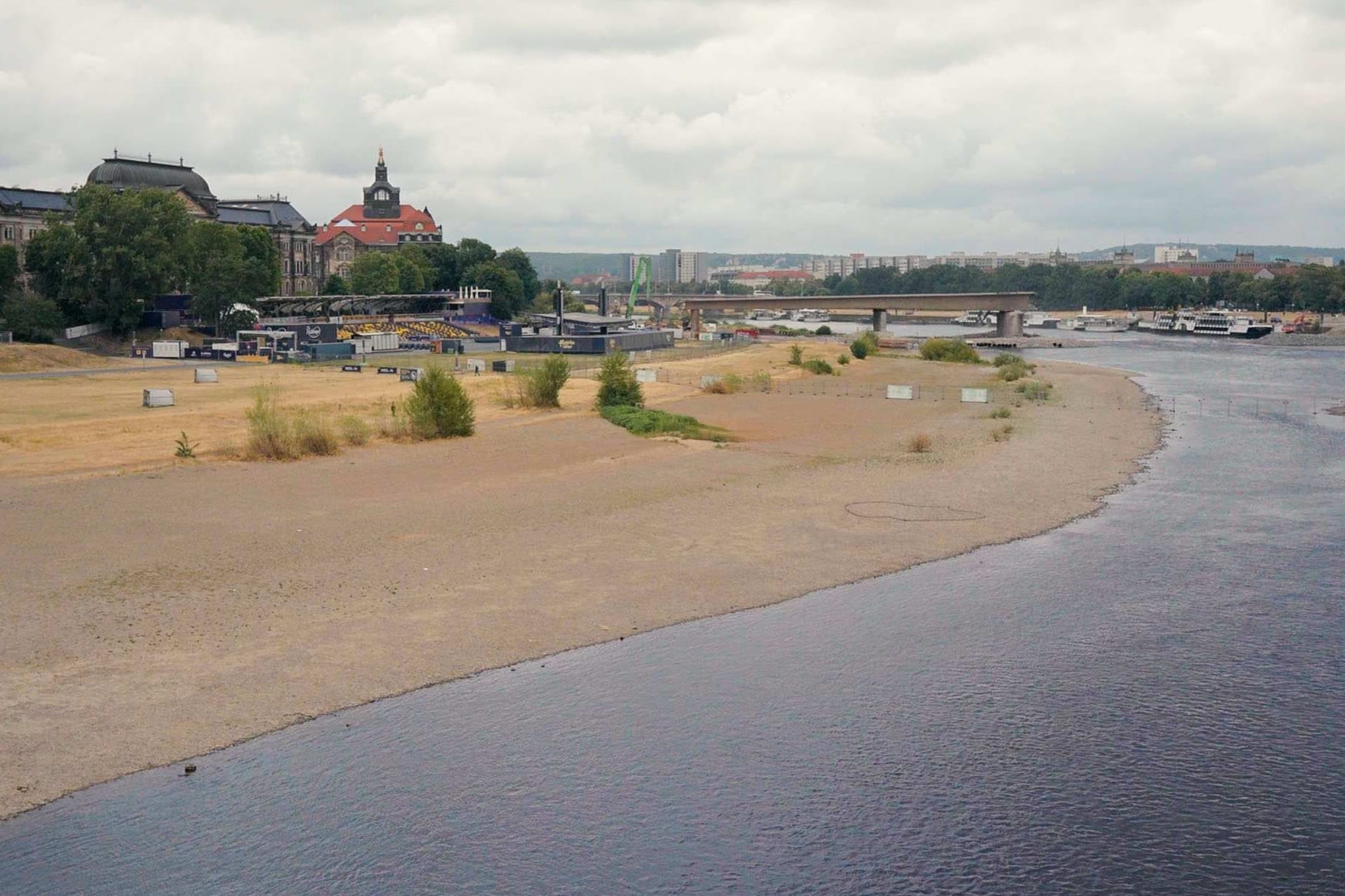 Blick auf Dresden und die Elbe: Die Wasserstände des Flusses haben extrem niedrige Werte erreicht.
